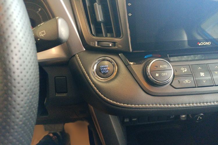 Used Toyota RAV4 2016 2.0L CVT Two-Wheel Drive Fashion Edition China V Standard