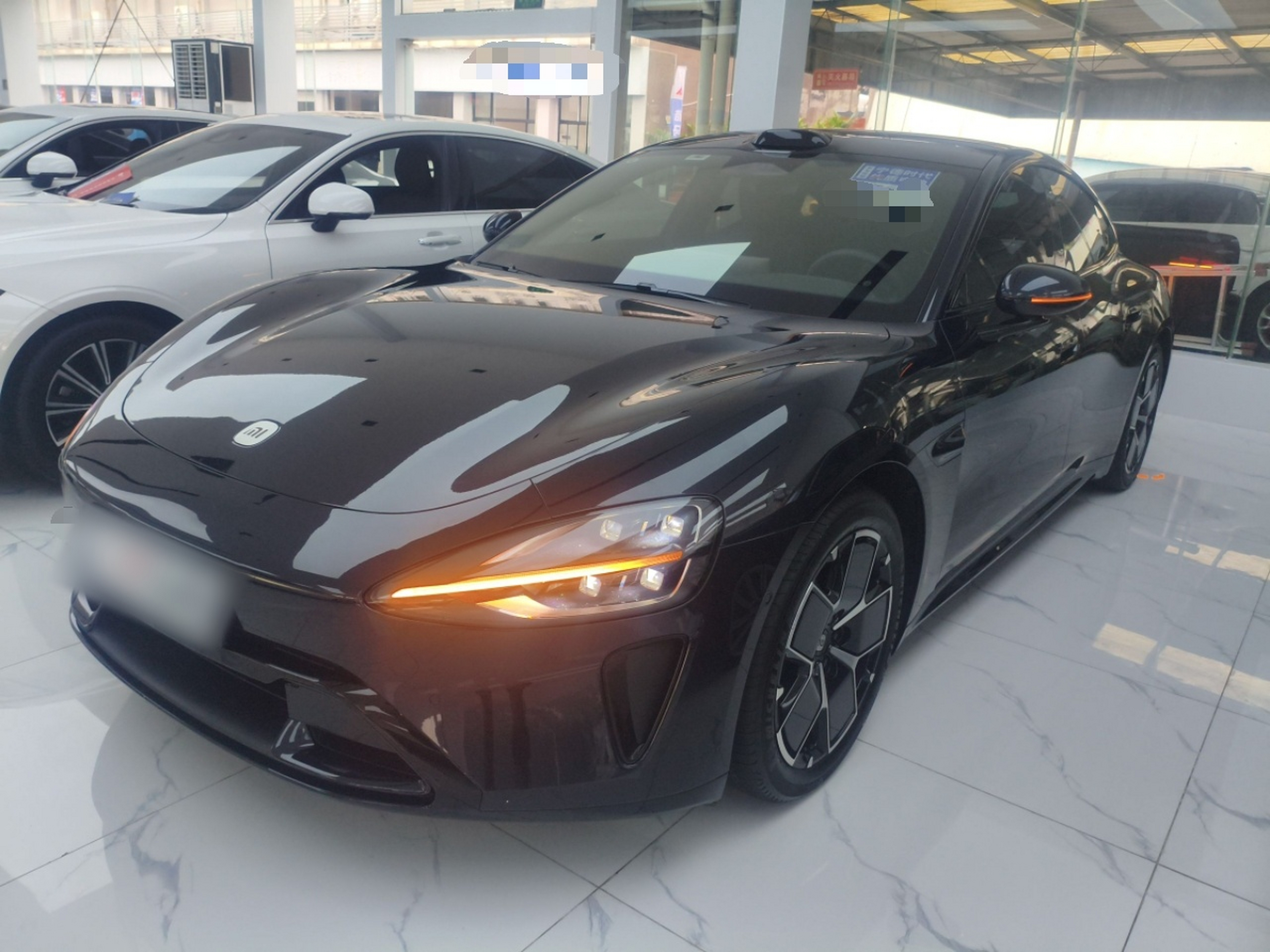 Под передней частью автомобиля