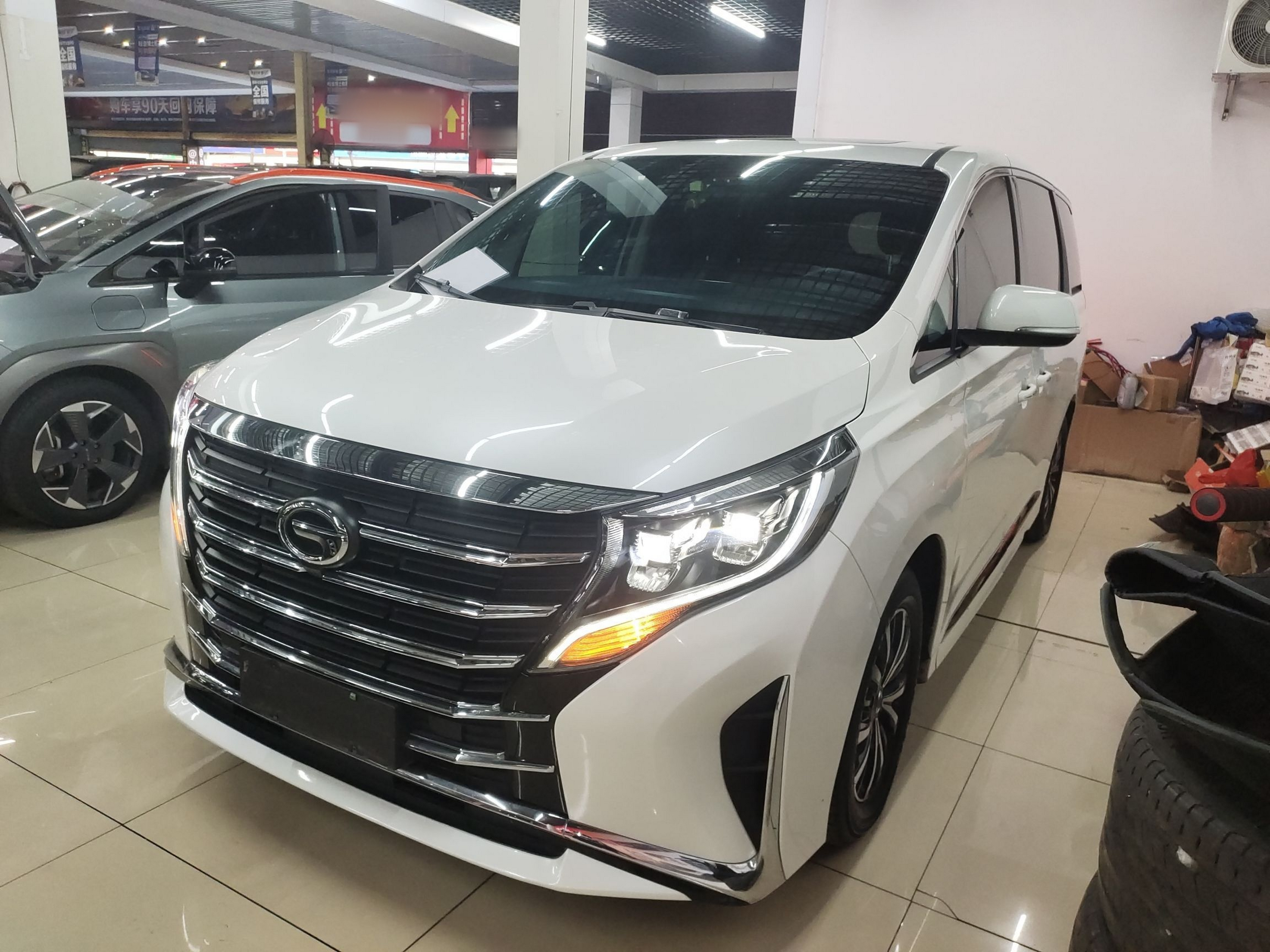 تحت مقدمة السيارة