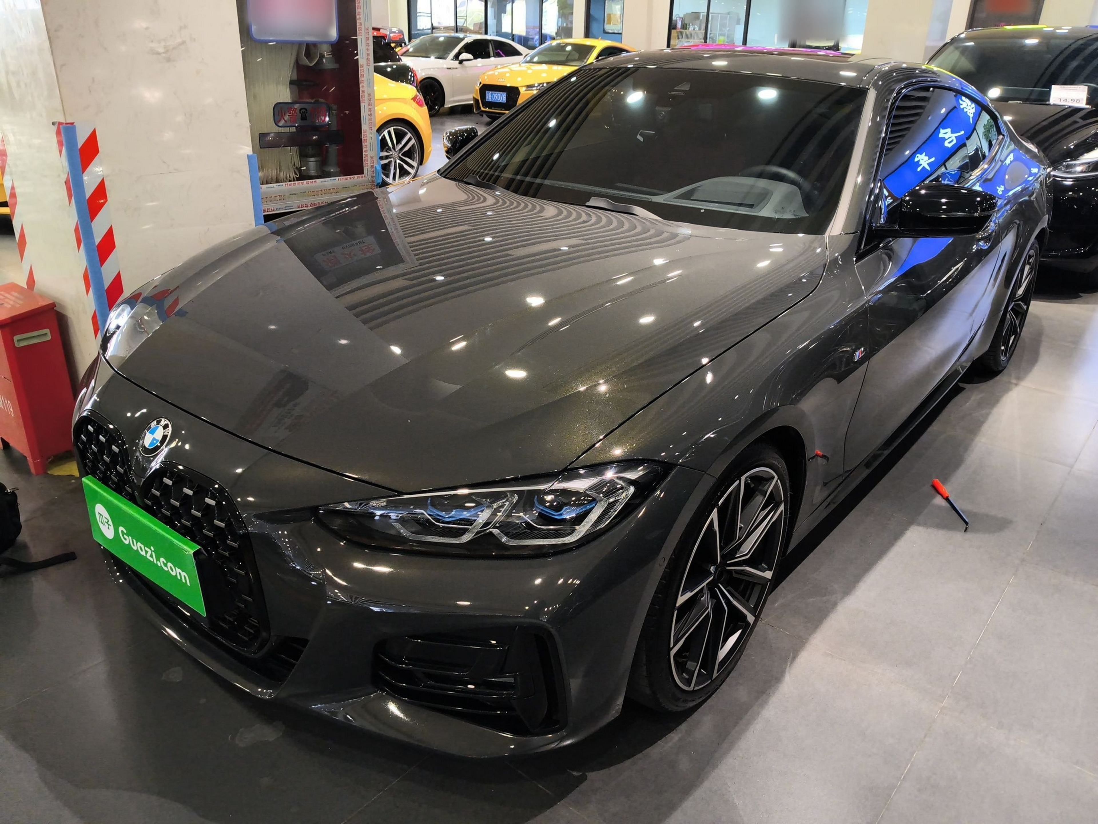 Под передней частью автомобиля