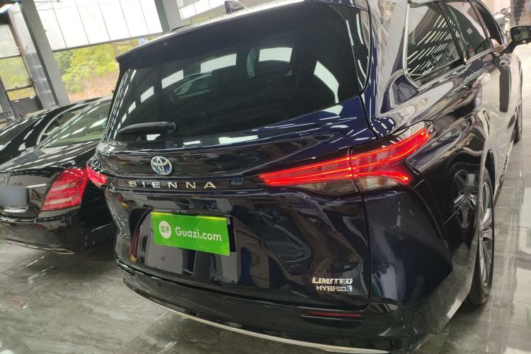 Used Toyota Sienna 2023 2.5L Hybrid Deluxe Edition
