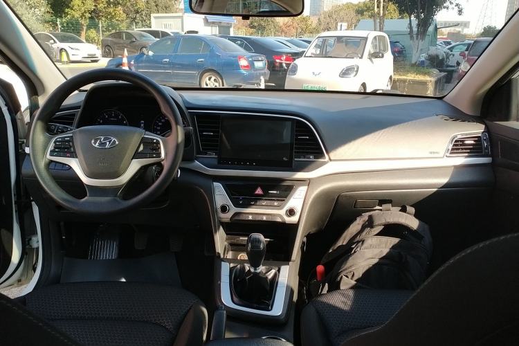 Used Hyundai Elantra 2016 1.6L Manual ZhiXuan · Dynamic Model