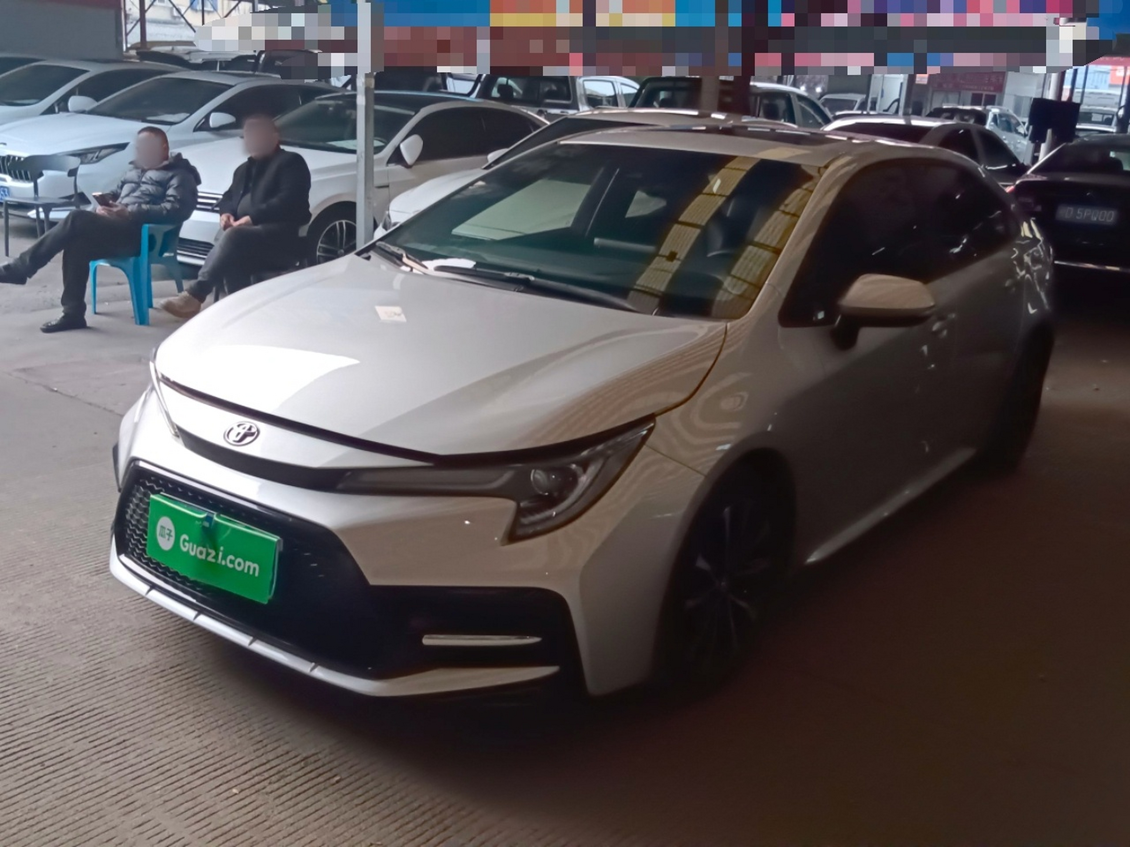 تحت مقدمة السيارة