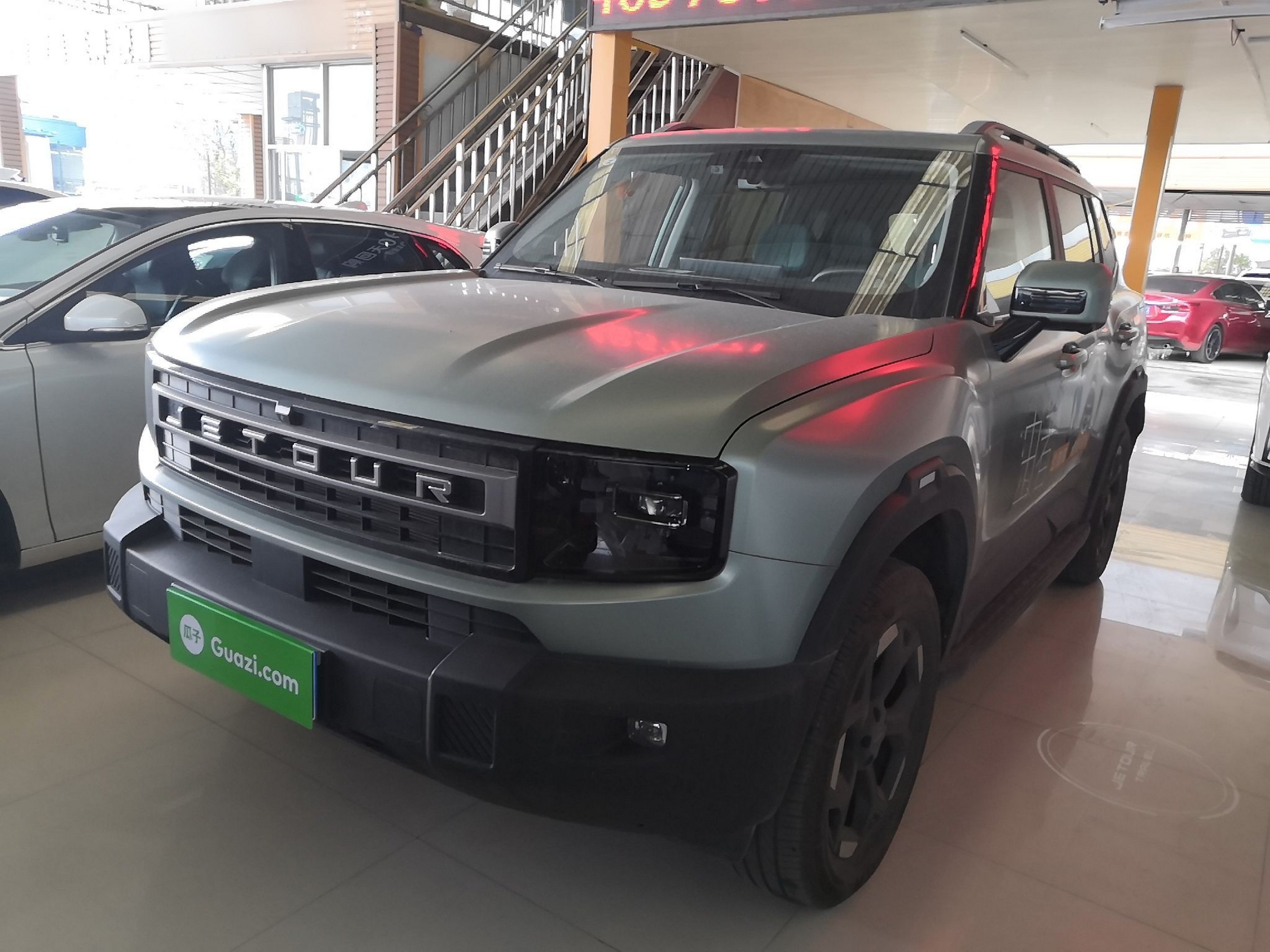 Под передней частью автомобиля