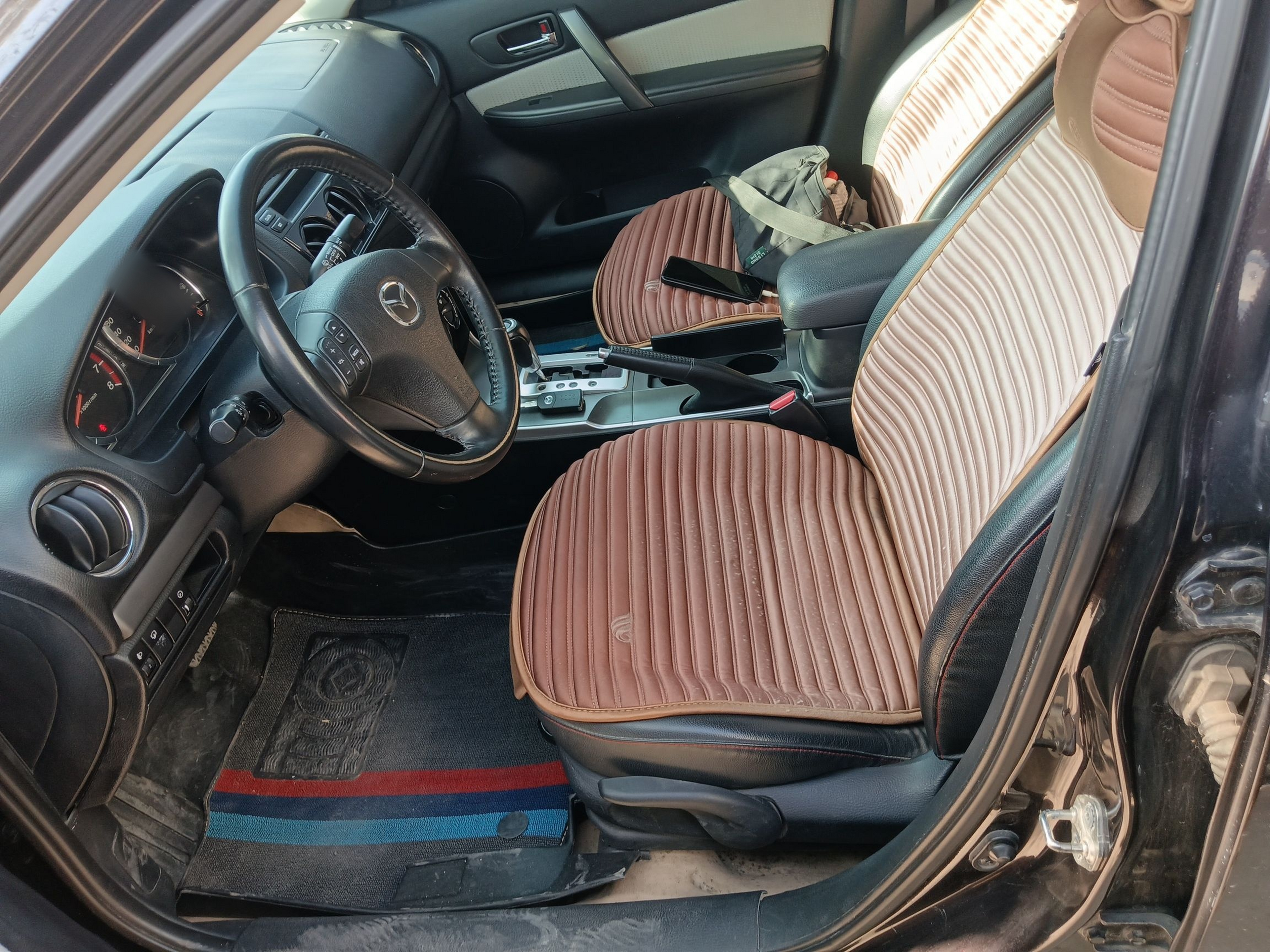 المقاعد الأمامية داخل السيارة