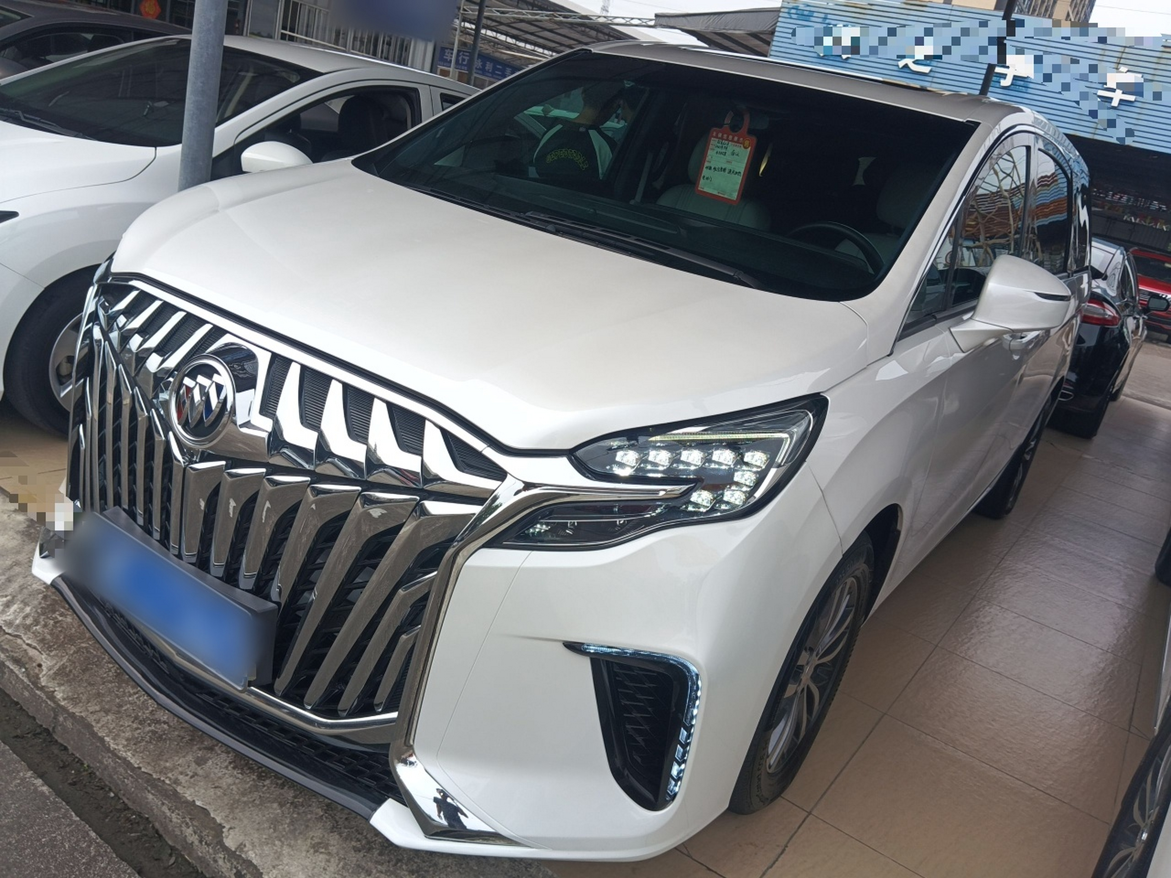 تحت مقدمة السيارة