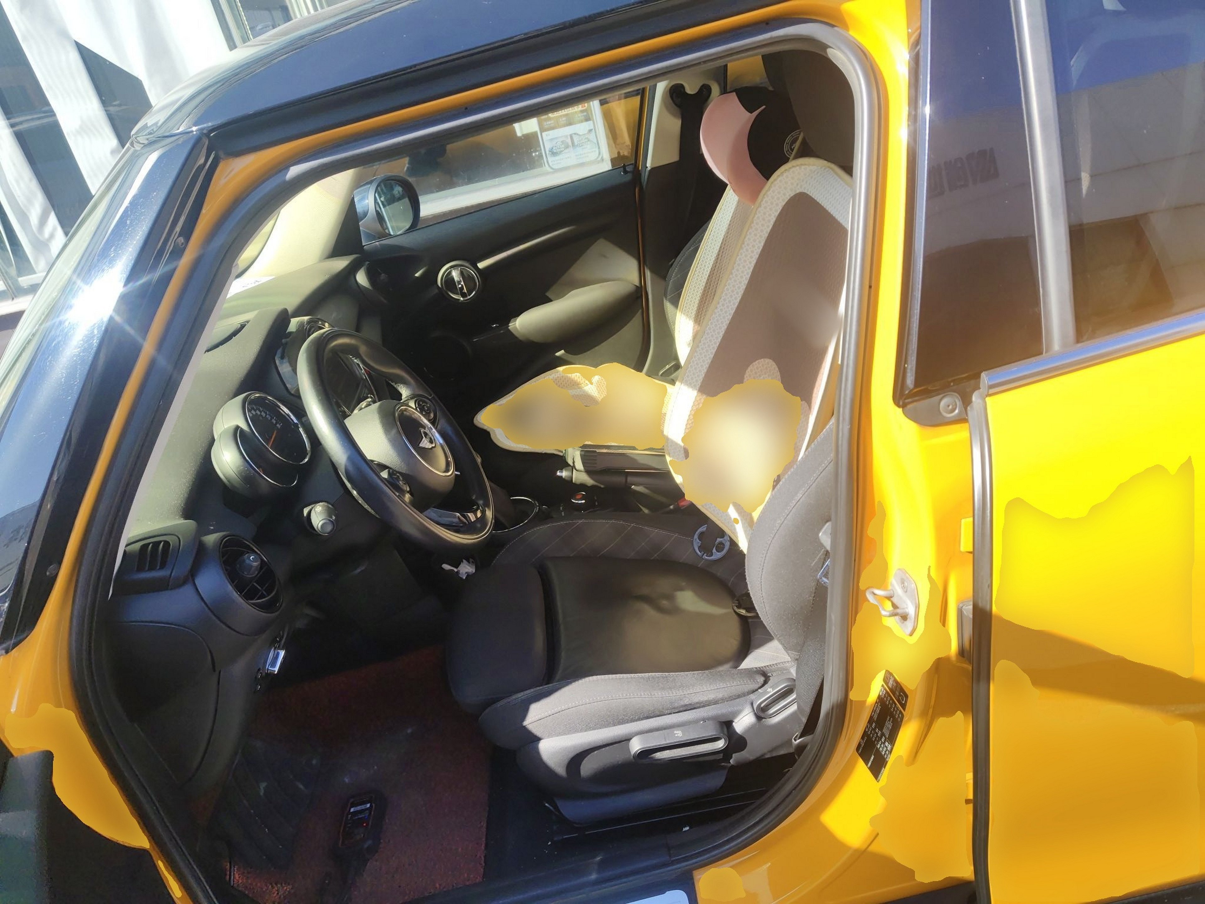 المقاعد الأمامية داخل السيارة