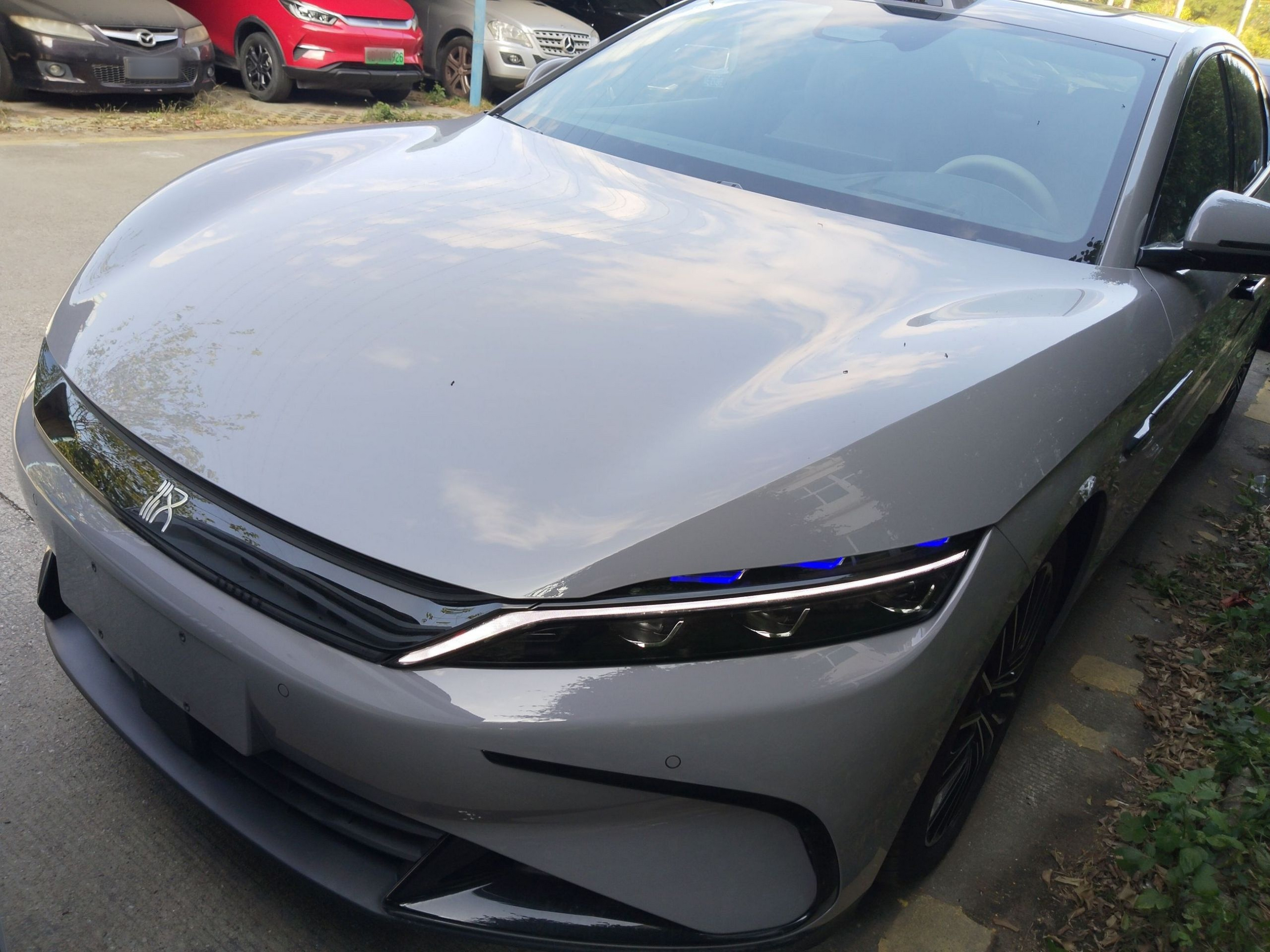 Под передней частью автомобиля