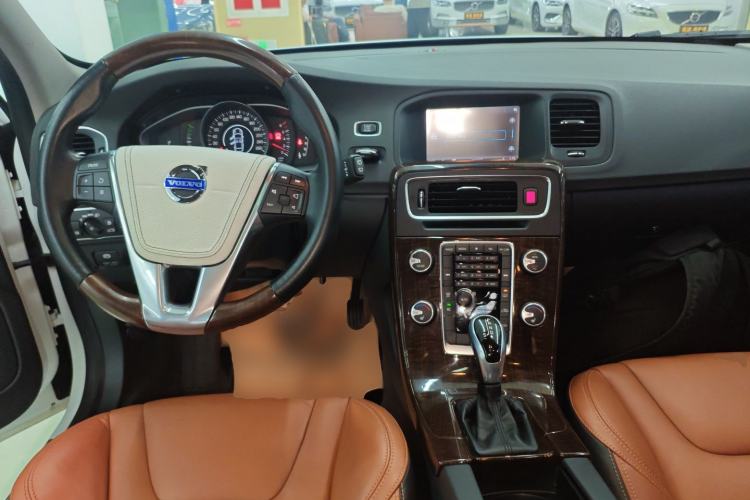 Used Volvo V60 2015 T5 Zhiyi Edition
