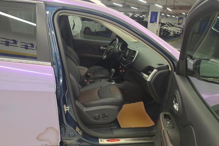 Used  Cherokee 2020 2.0L Two-Wheel Drive Classic Sports Edition
