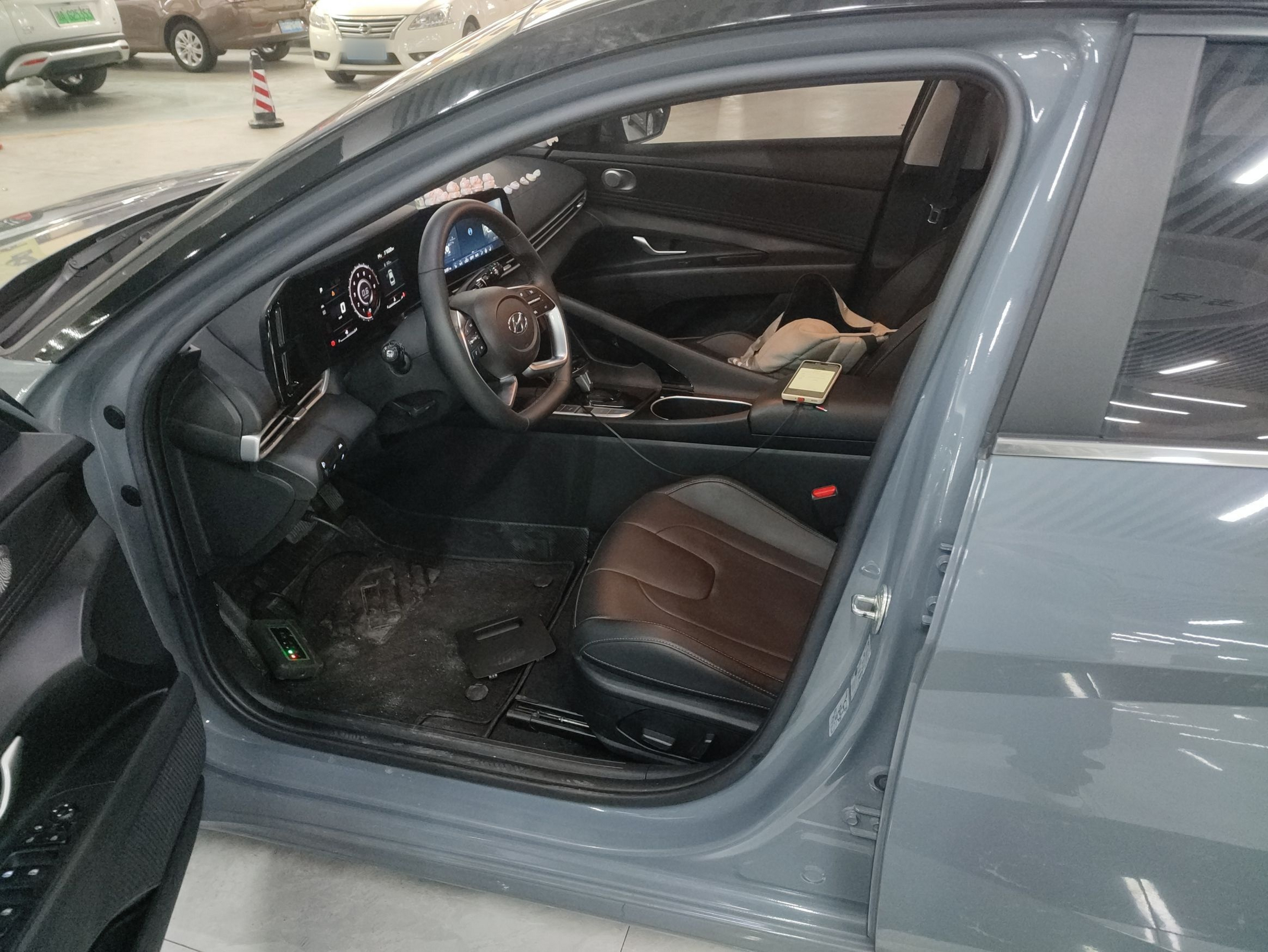 المقاعد الأمامية داخل السيارة