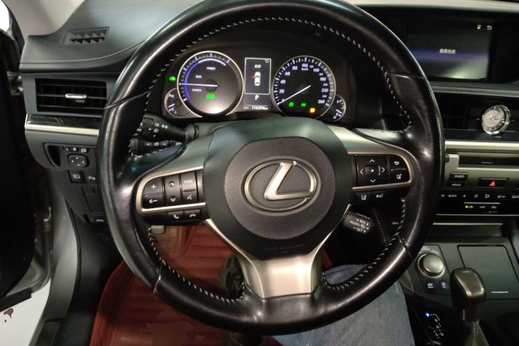 Used Lexus ES 2015 300h Comfort Edition
