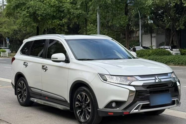 Used Mitsubishi Outlander 2019 2.0L Two-Wheel Drive Comfort Edition 7 Seats China V Emission Standard
