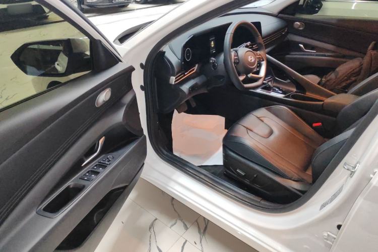 Used Hyundai Elantra 2023 1.5L CVT LUX Prestige Edition
