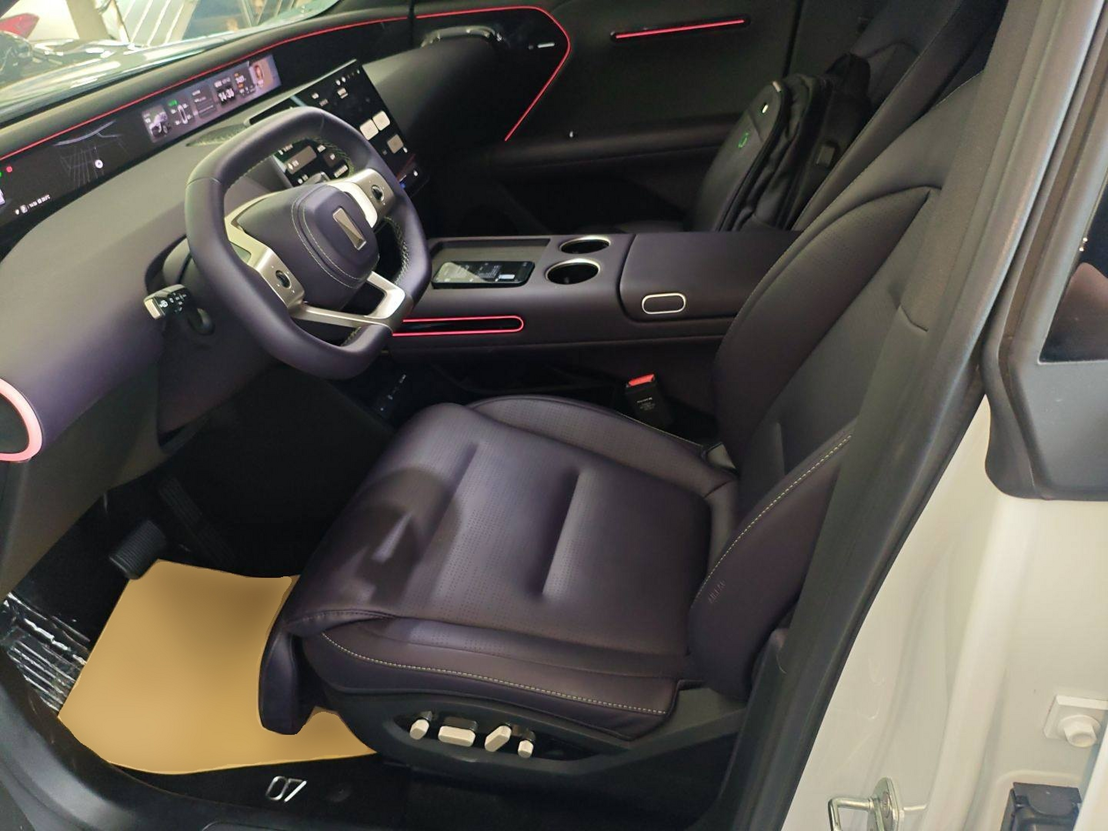 المقاعد الأمامية داخل السيارة