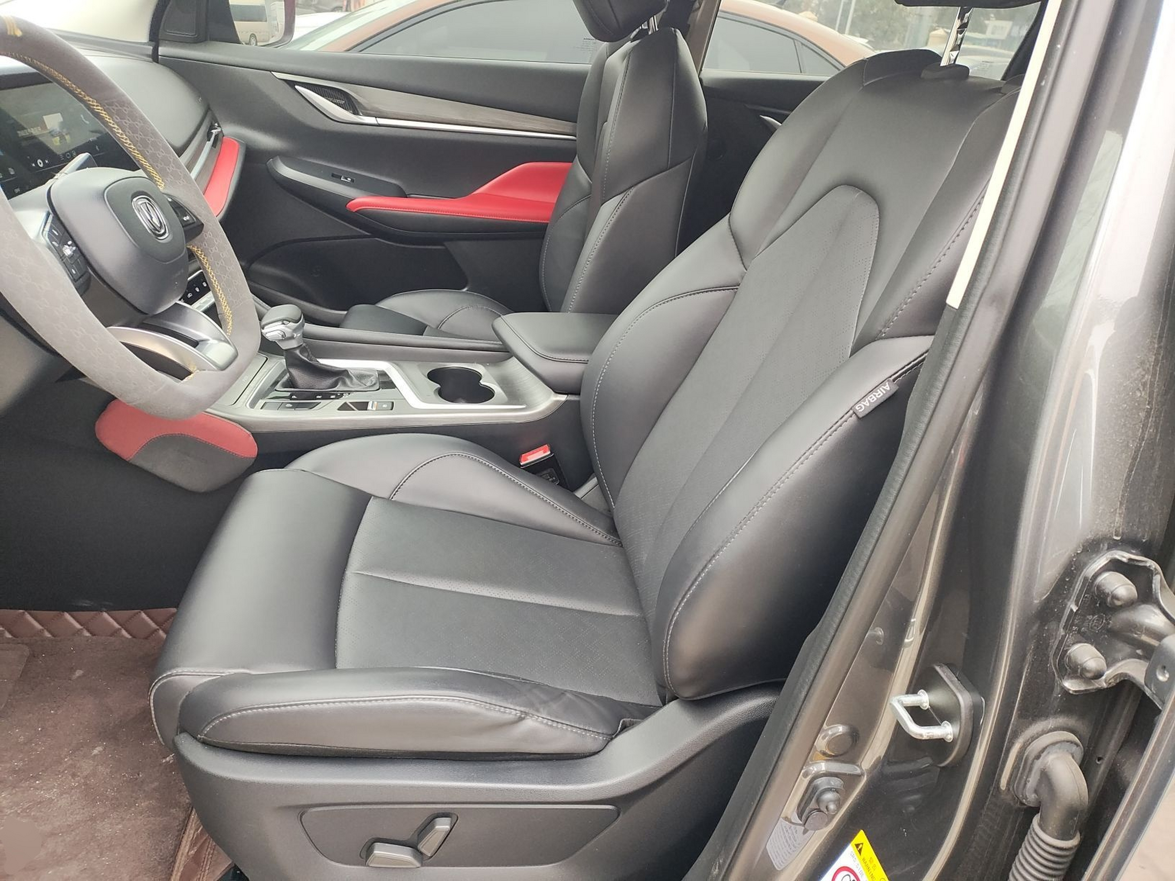 Переднее сиденье в автомобиле