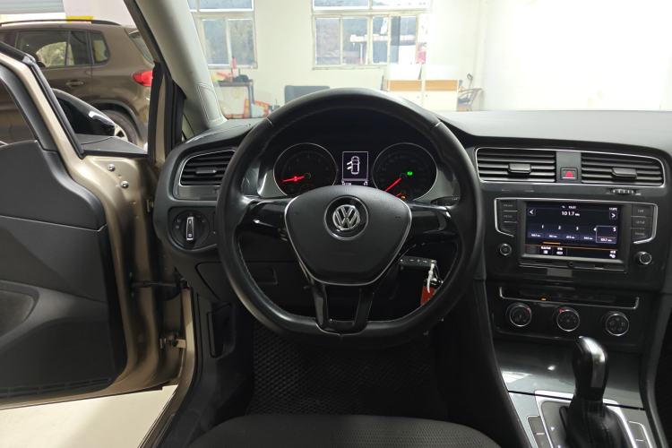 Used Volkswagen Golf 2017 1.6L Automatic Comfort Million-Vehicle Anniversary Edition
