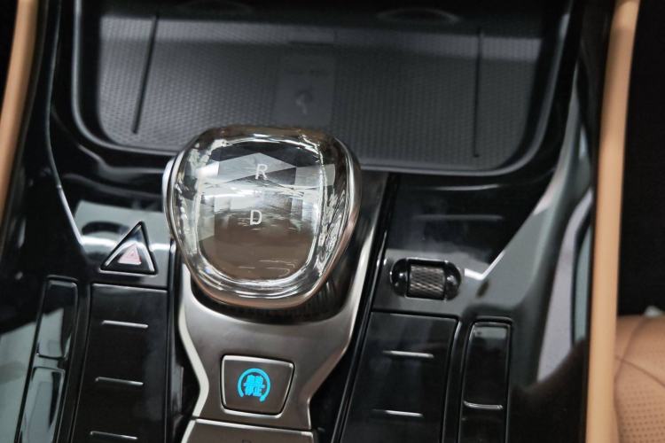 Used Denza D9 2024 DM-i 980 Four-Wheel Drive Flagship Model
