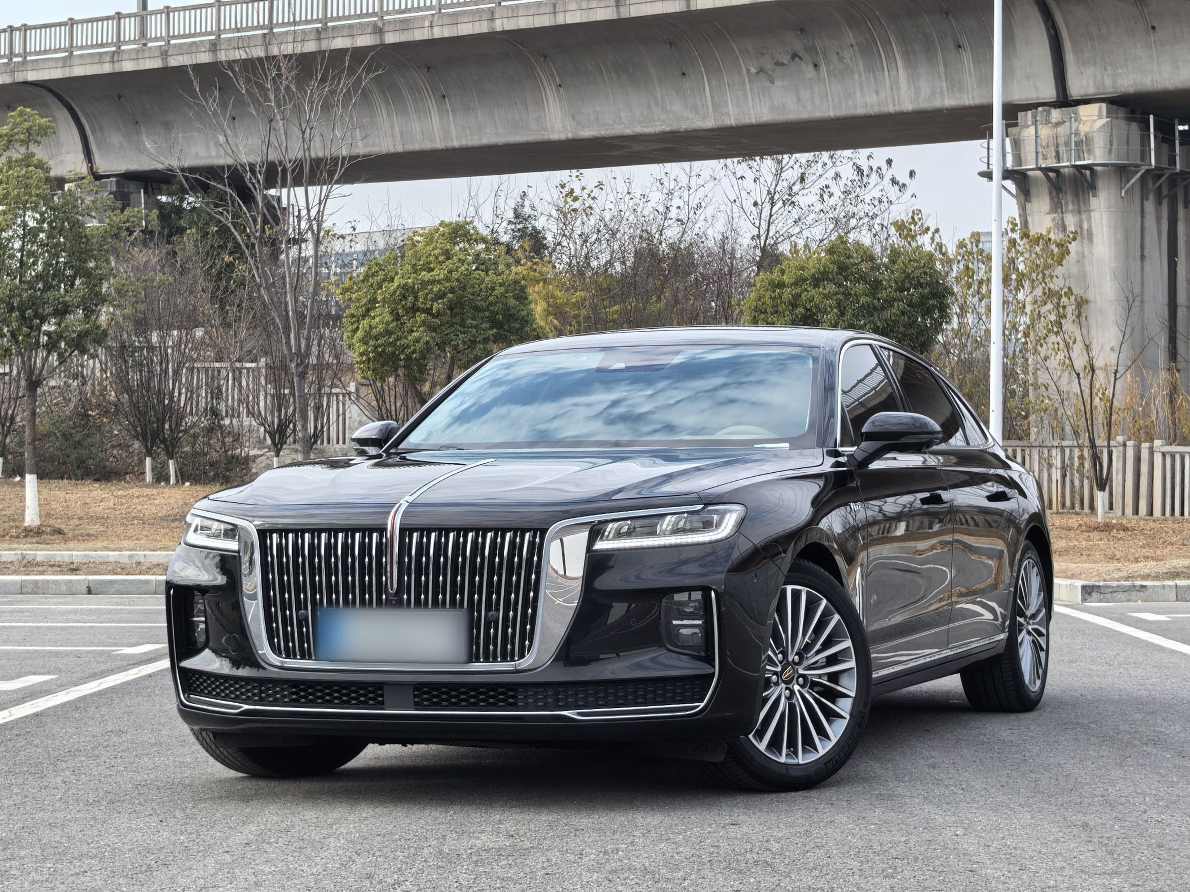 Под передней частью автомобиля