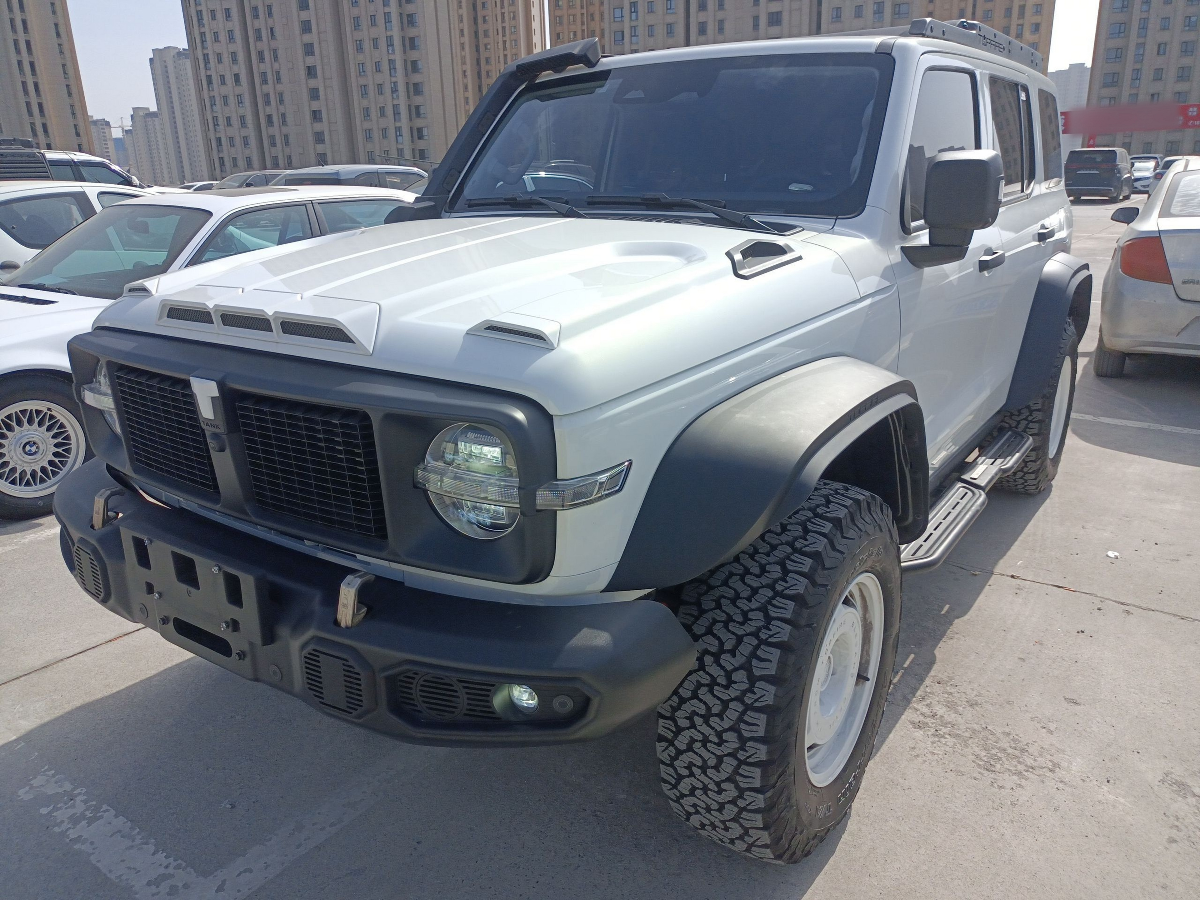 تحت مقدمة السيارة