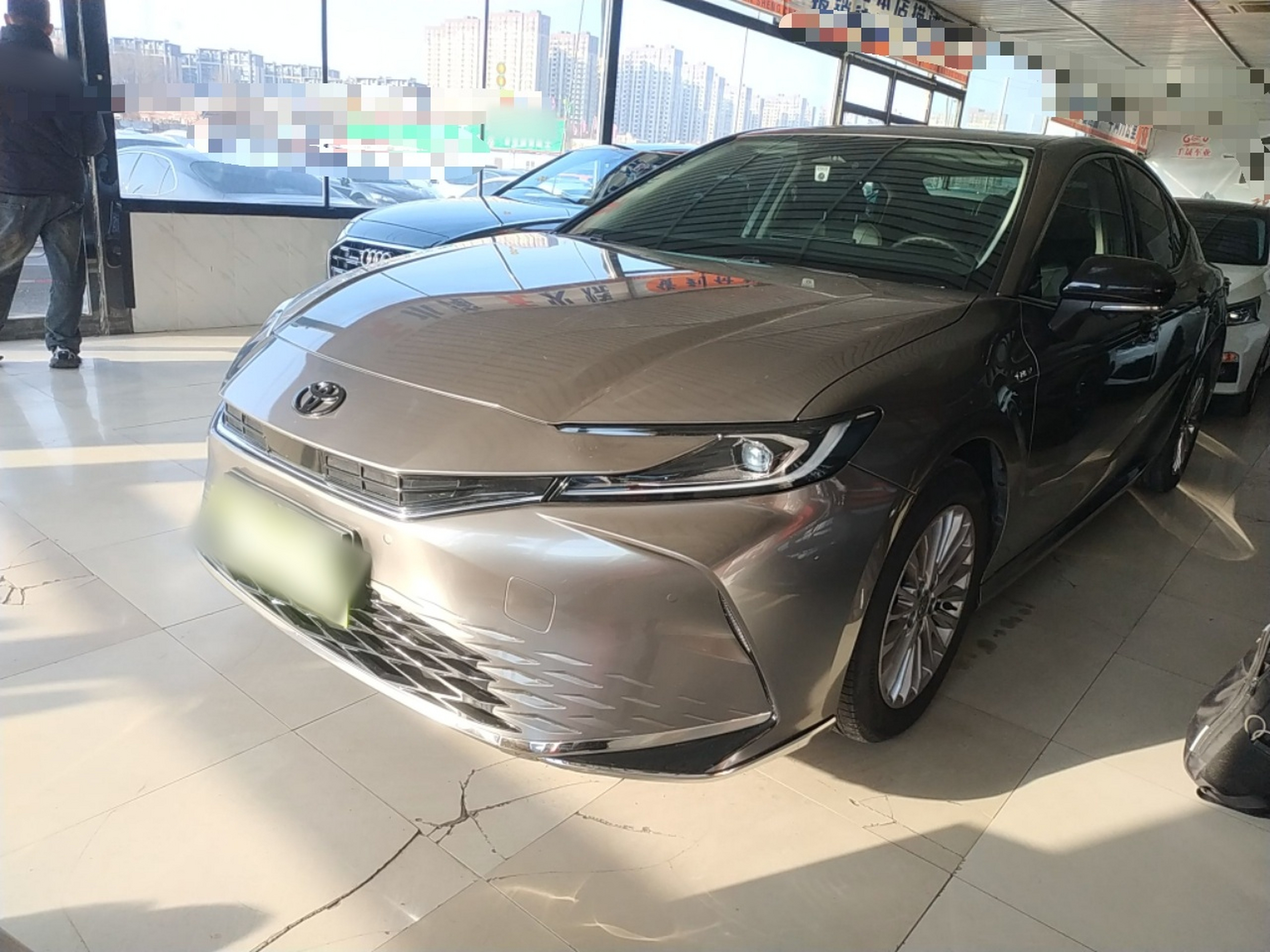 Под передней частью автомобиля