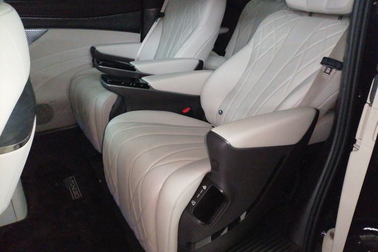 Used Denza D9 2025 DM-i Smart Drive 1020 Four-Wheel Drive Deluxe Model
