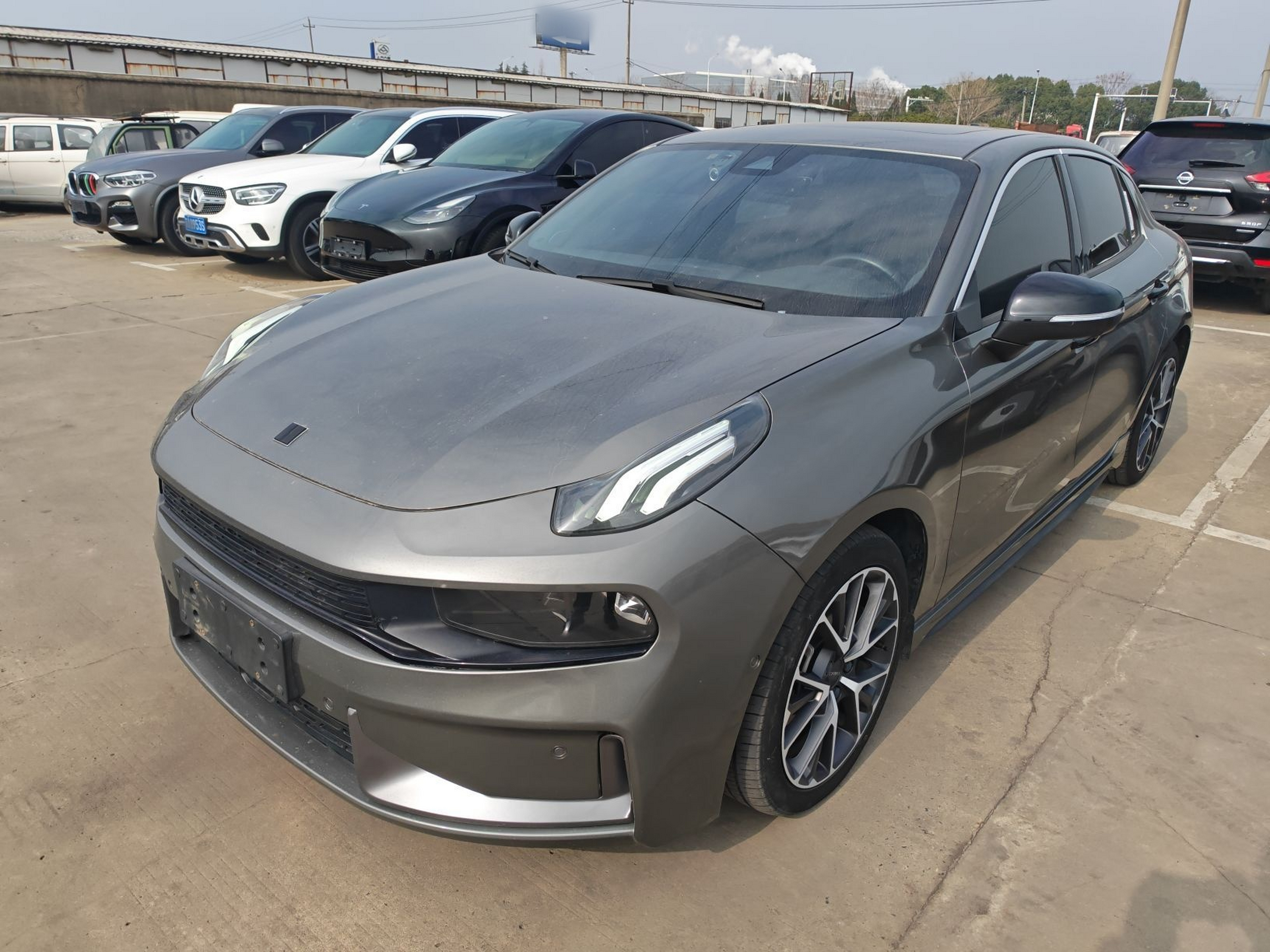 Под передней частью автомобиля