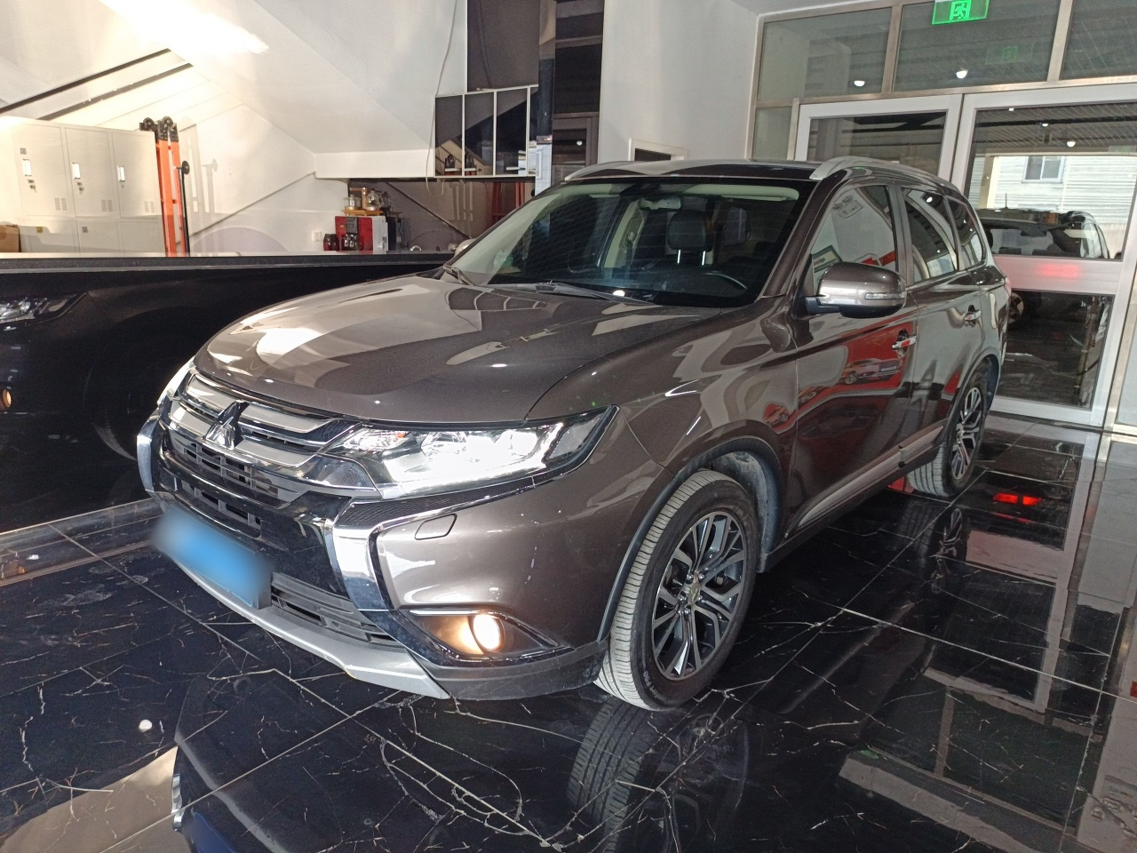 تحت مقدمة السيارة