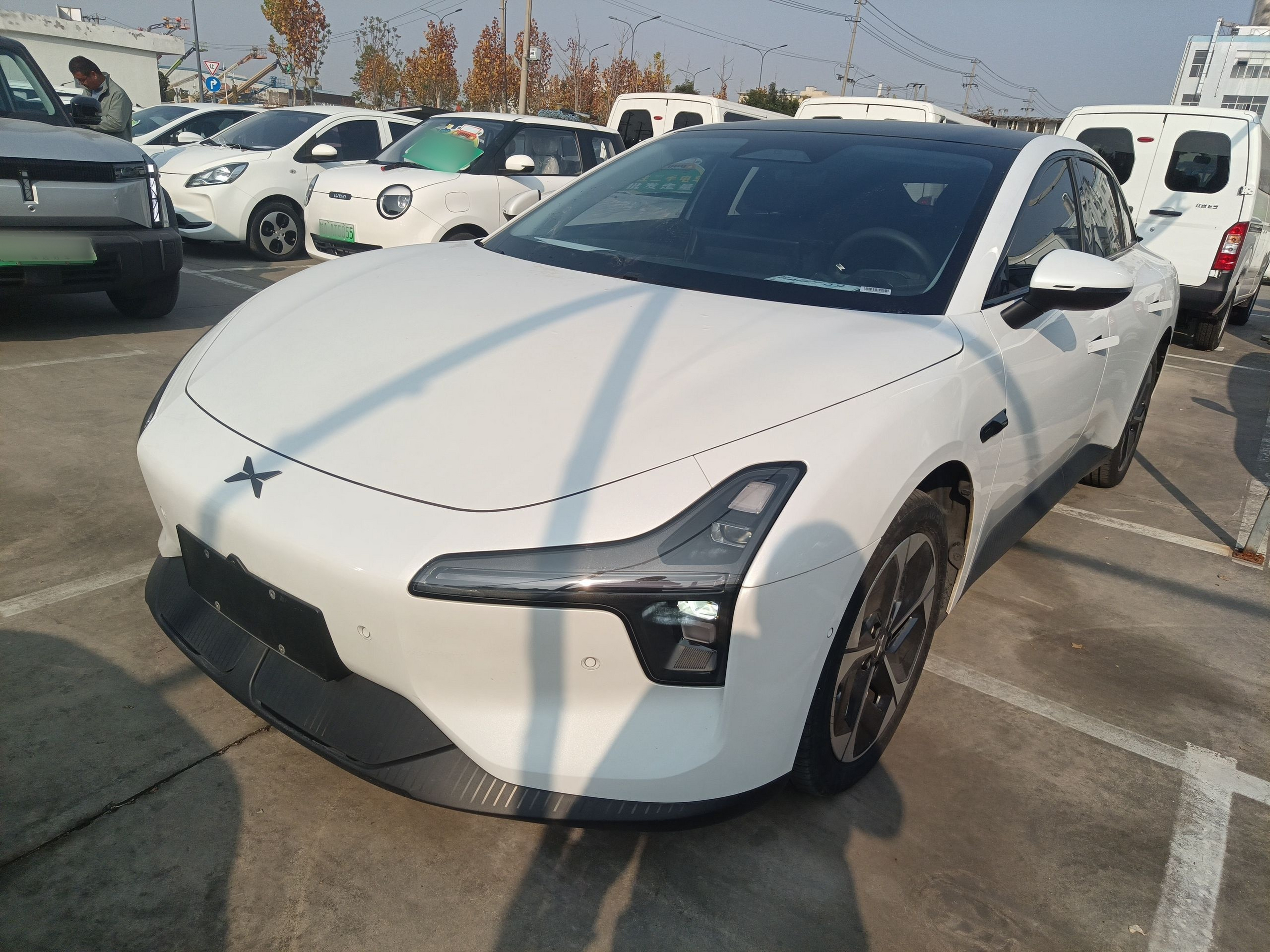 Под передней частью автомобиля