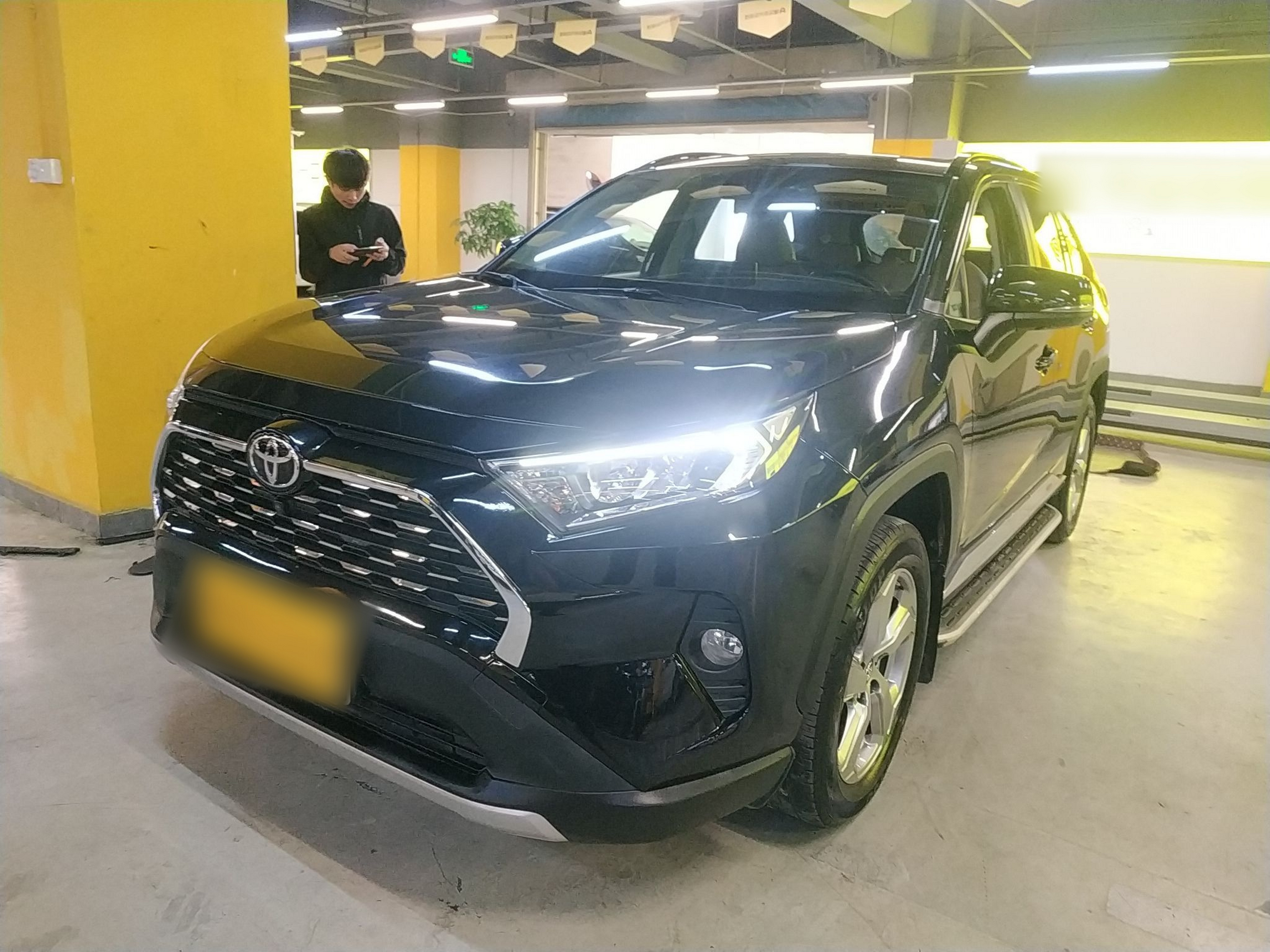 Под передней частью автомобиля