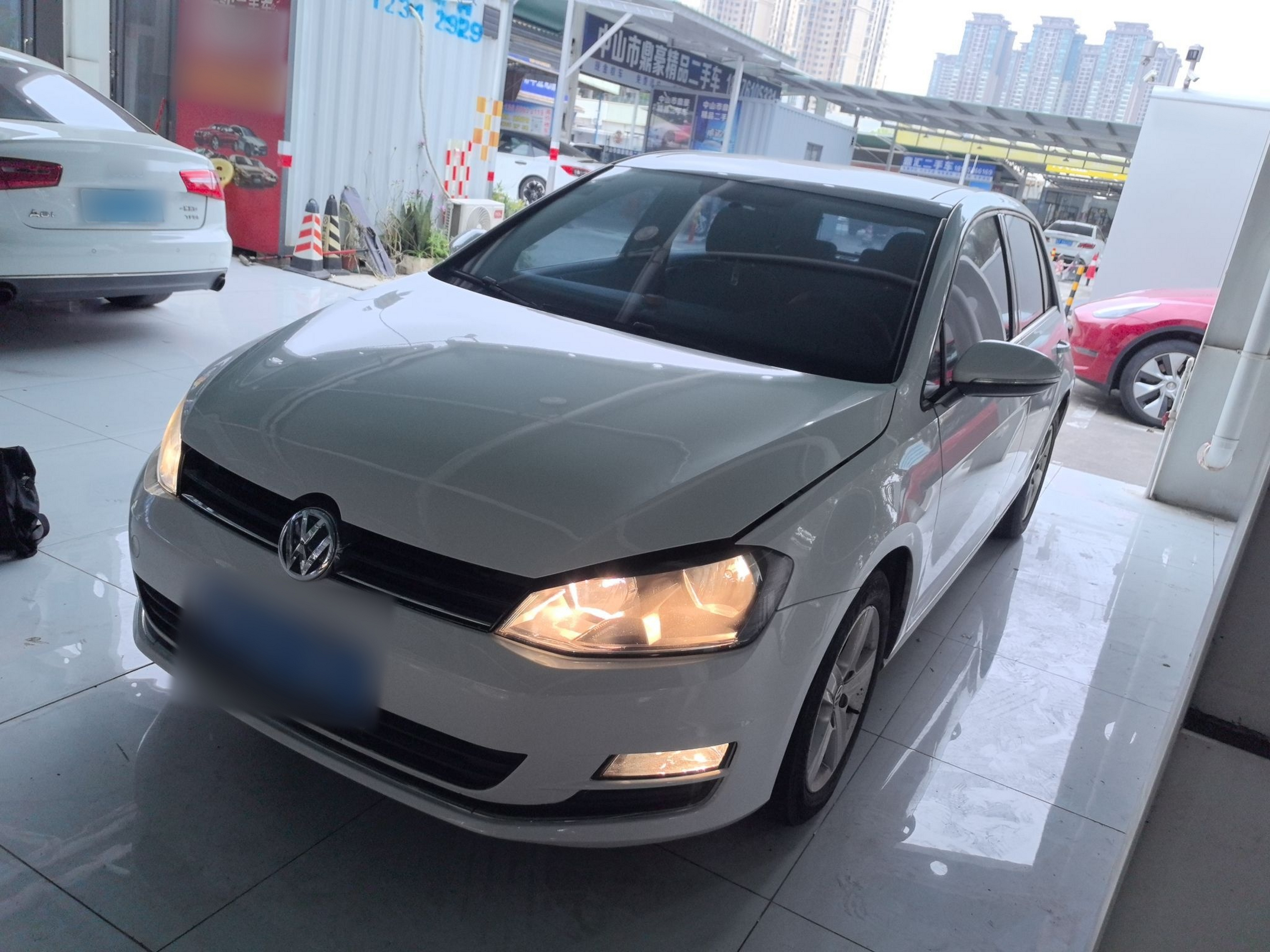 تحت مقدمة السيارة