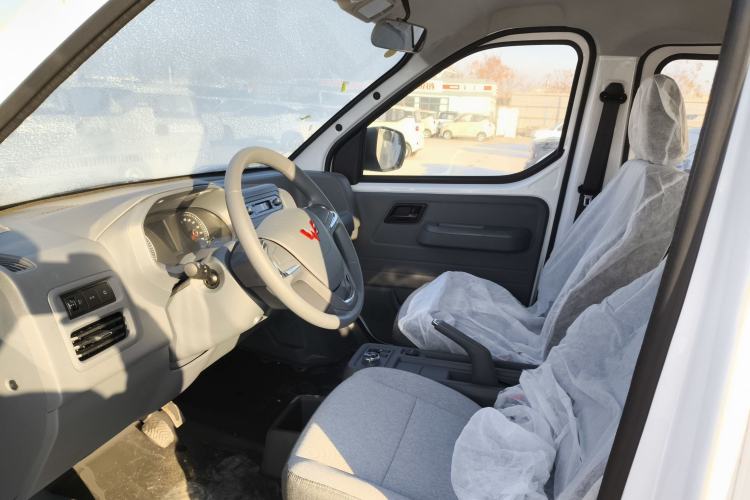 Used Wuling Yangguang 2024 300KM Comfort Version Passenger Van 75kW
