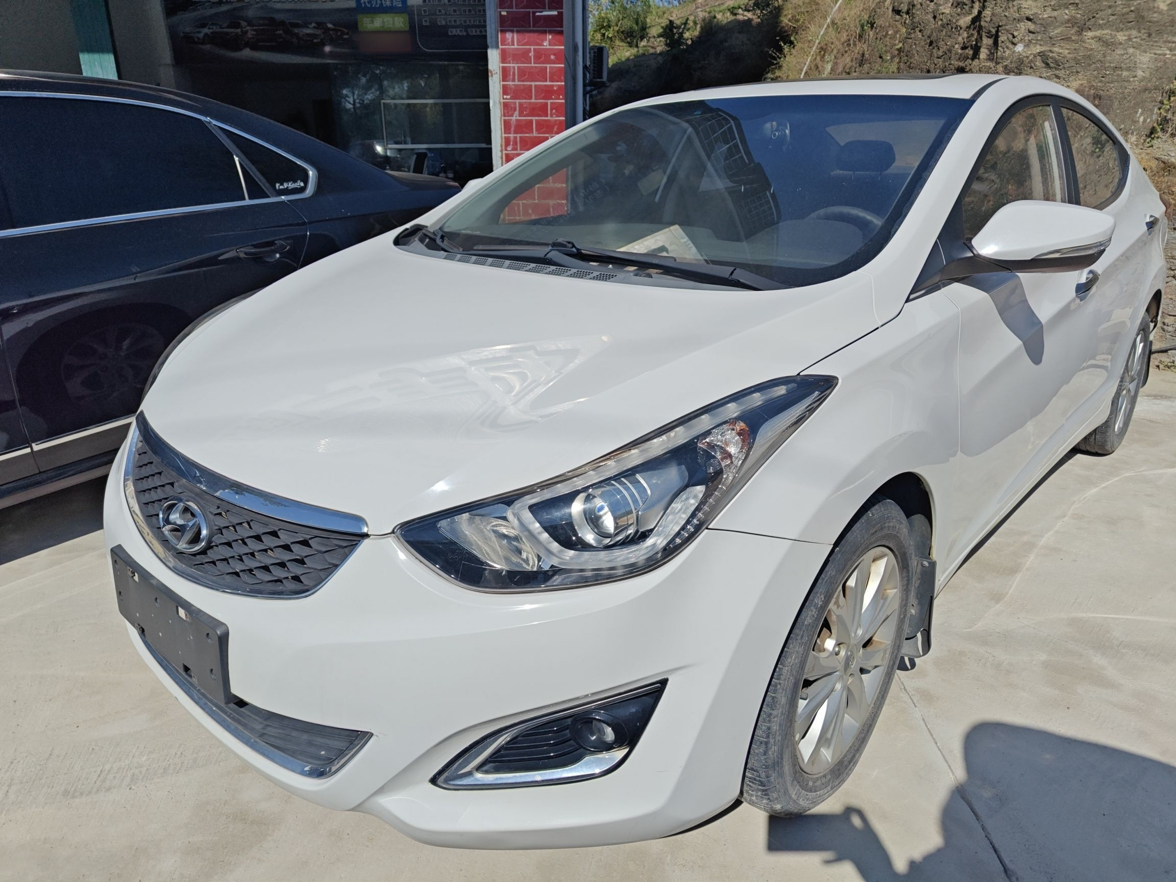 تحت مقدمة السيارة