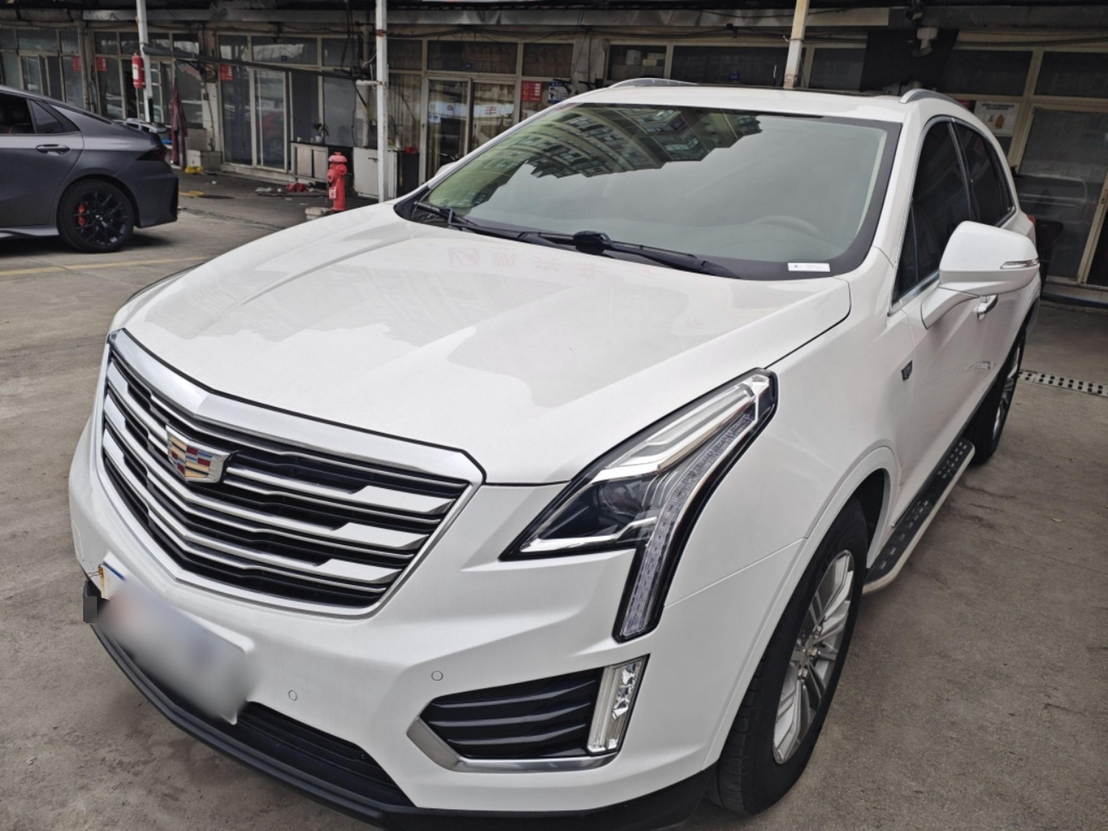 تحت مقدمة السيارة