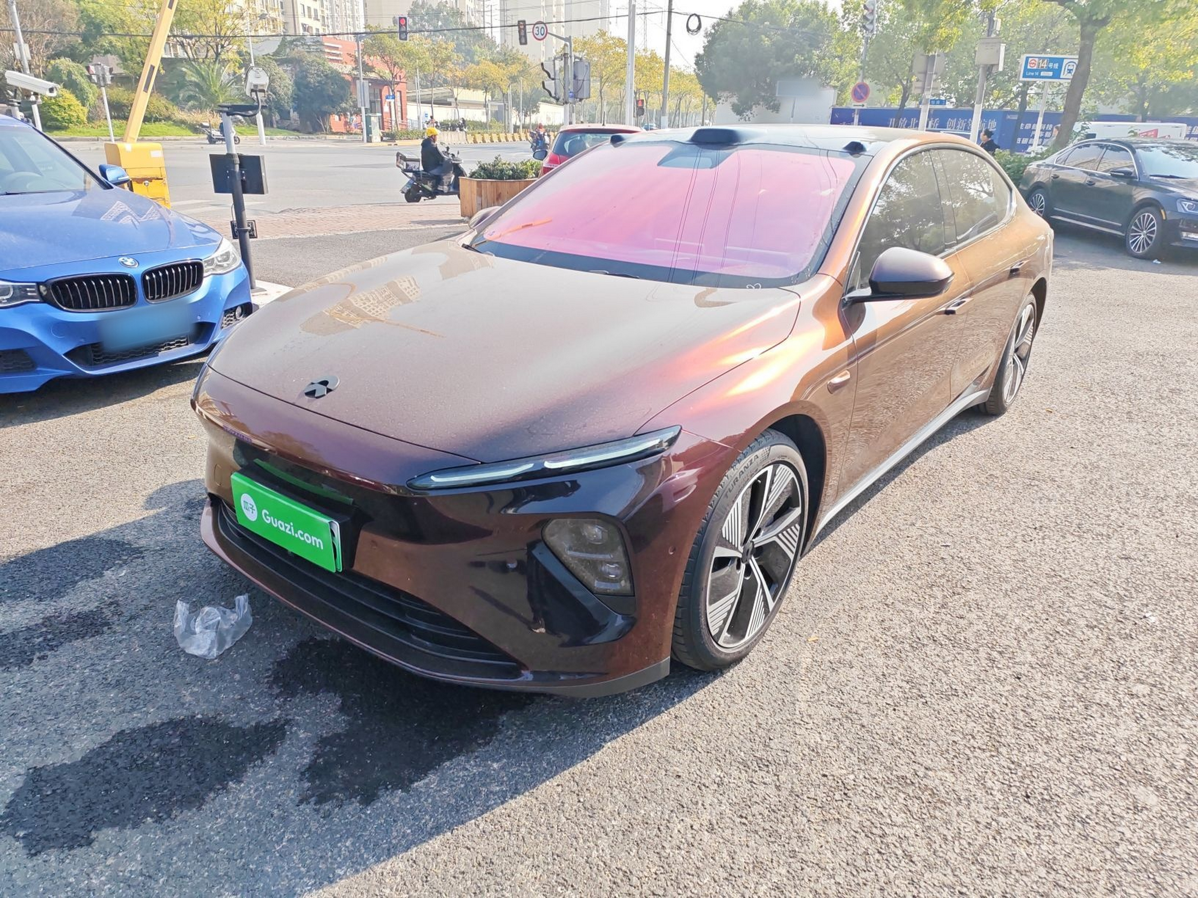 Под передней частью автомобиля