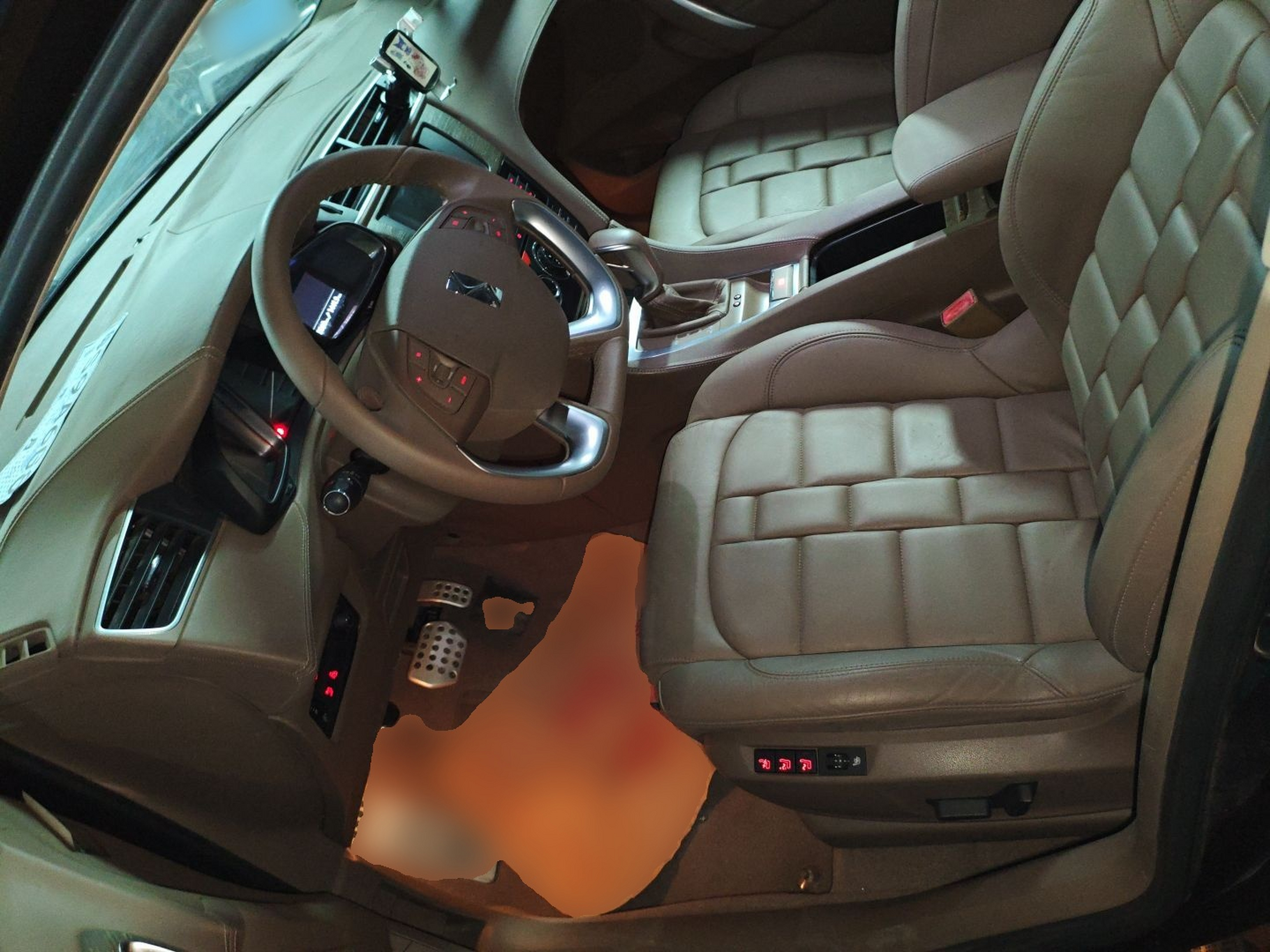 Переднее сиденье в автомобиле