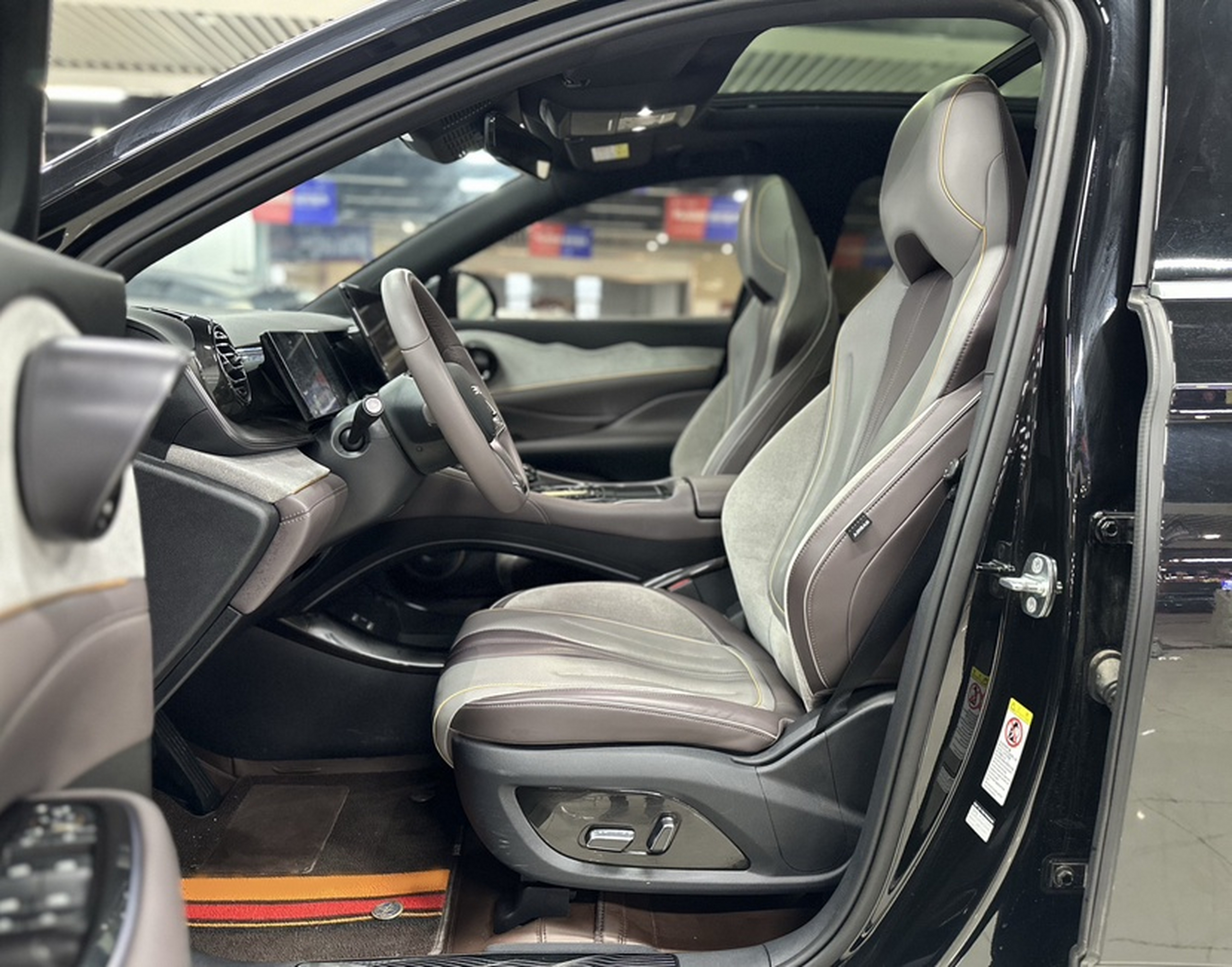 Переднее сиденье в автомобиле