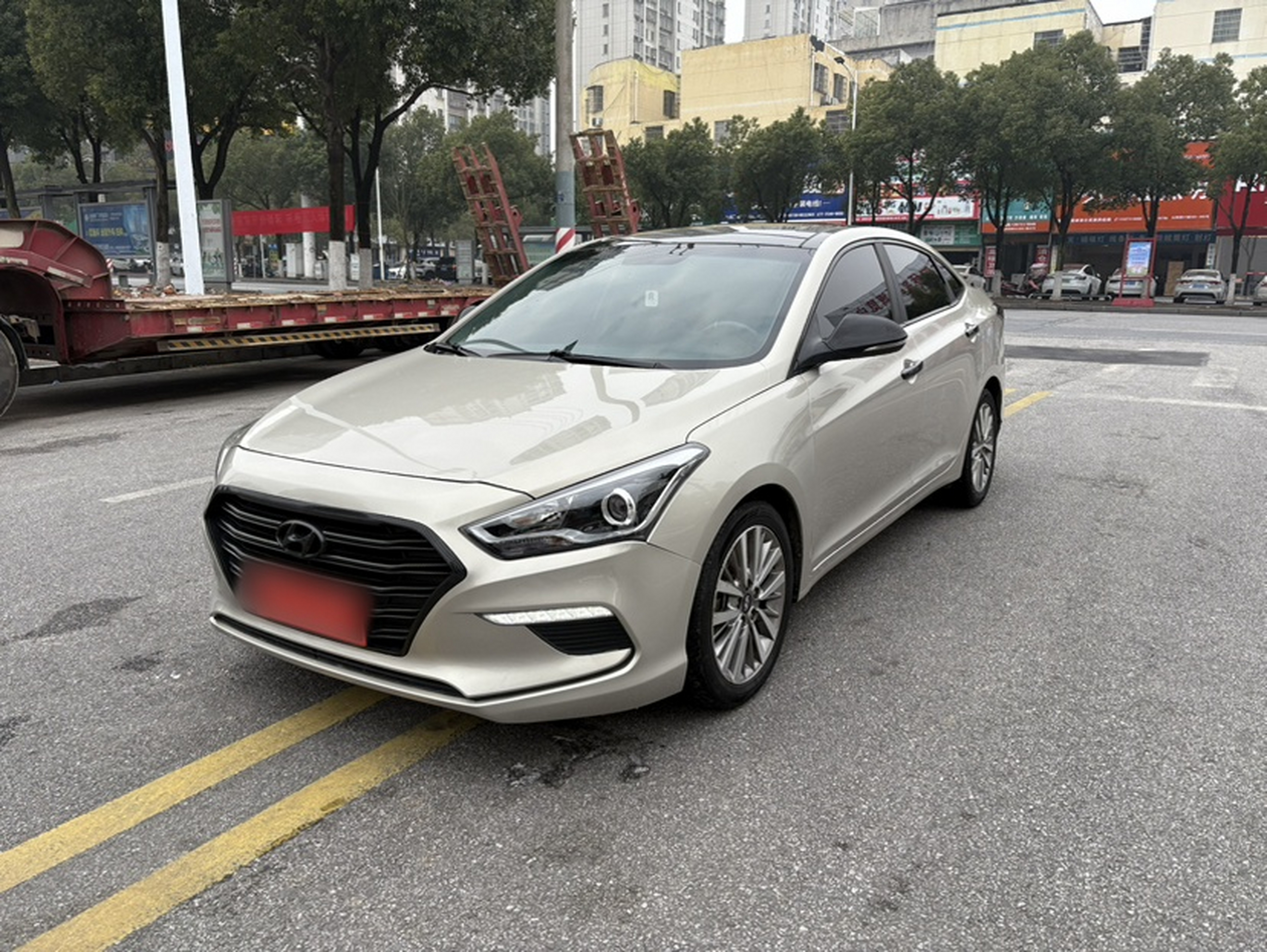 Под передней частью автомобиля