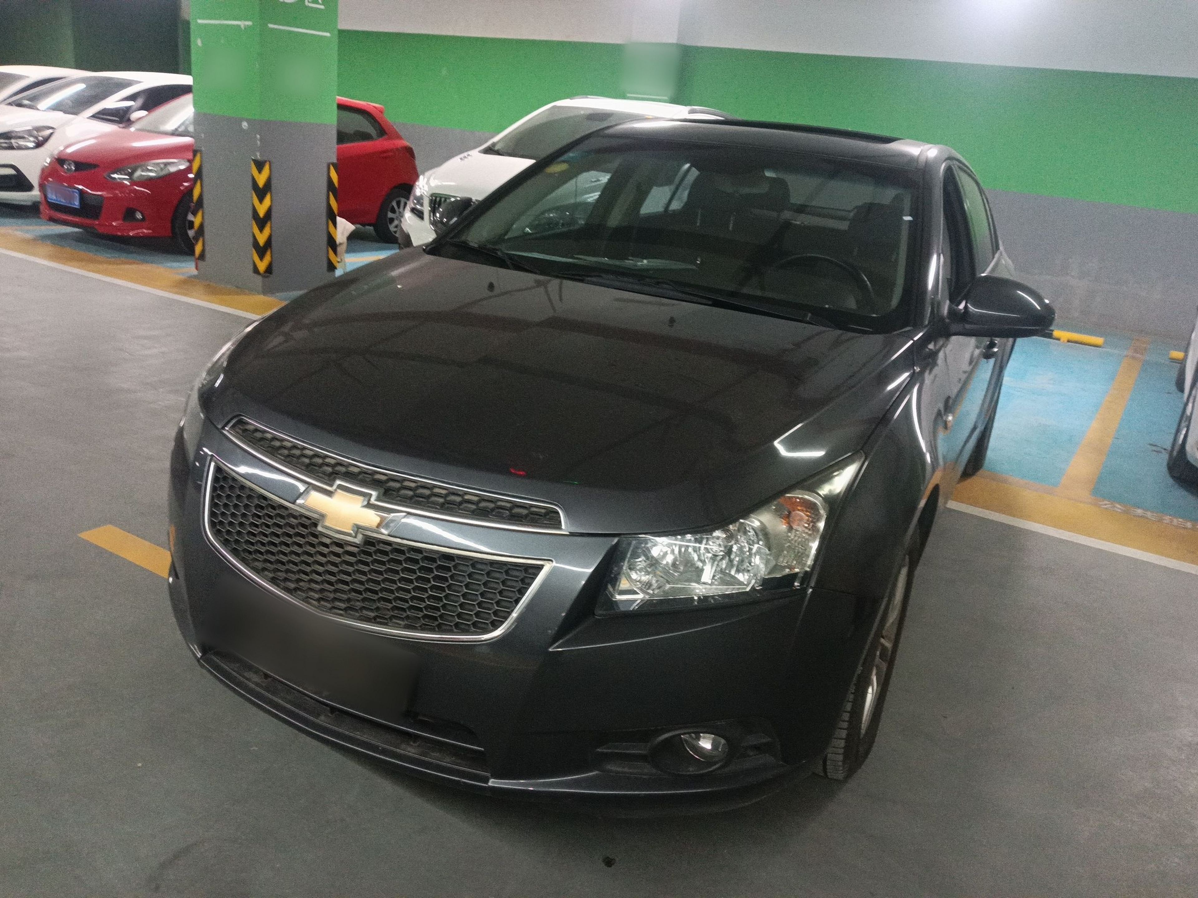 Под передней частью автомобиля