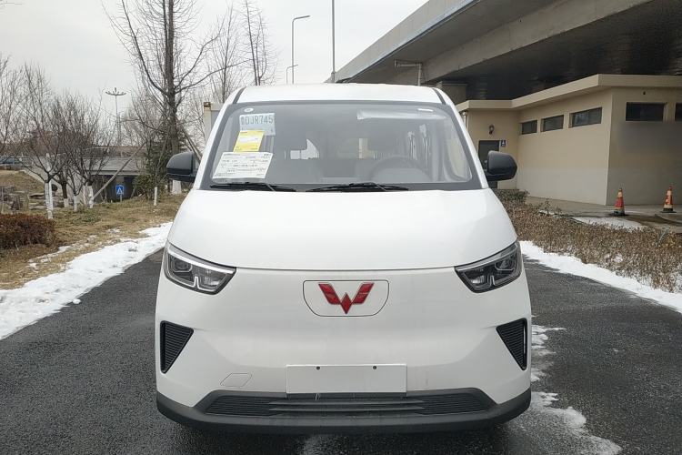Used Wuling Yangguang 2024 300KM Comfort Version Passenger Van 75kW