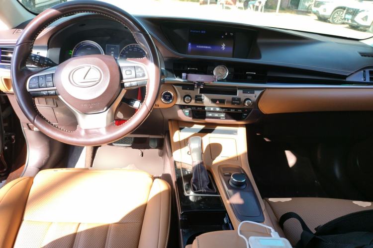 Used Lexus ES 2015 300h Comfort Edition
