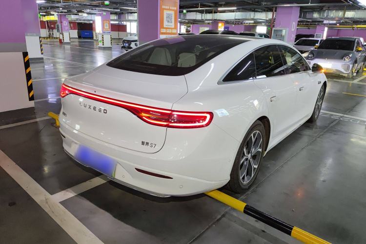 Used Hima Luxeed S7 2025 855 km Max
