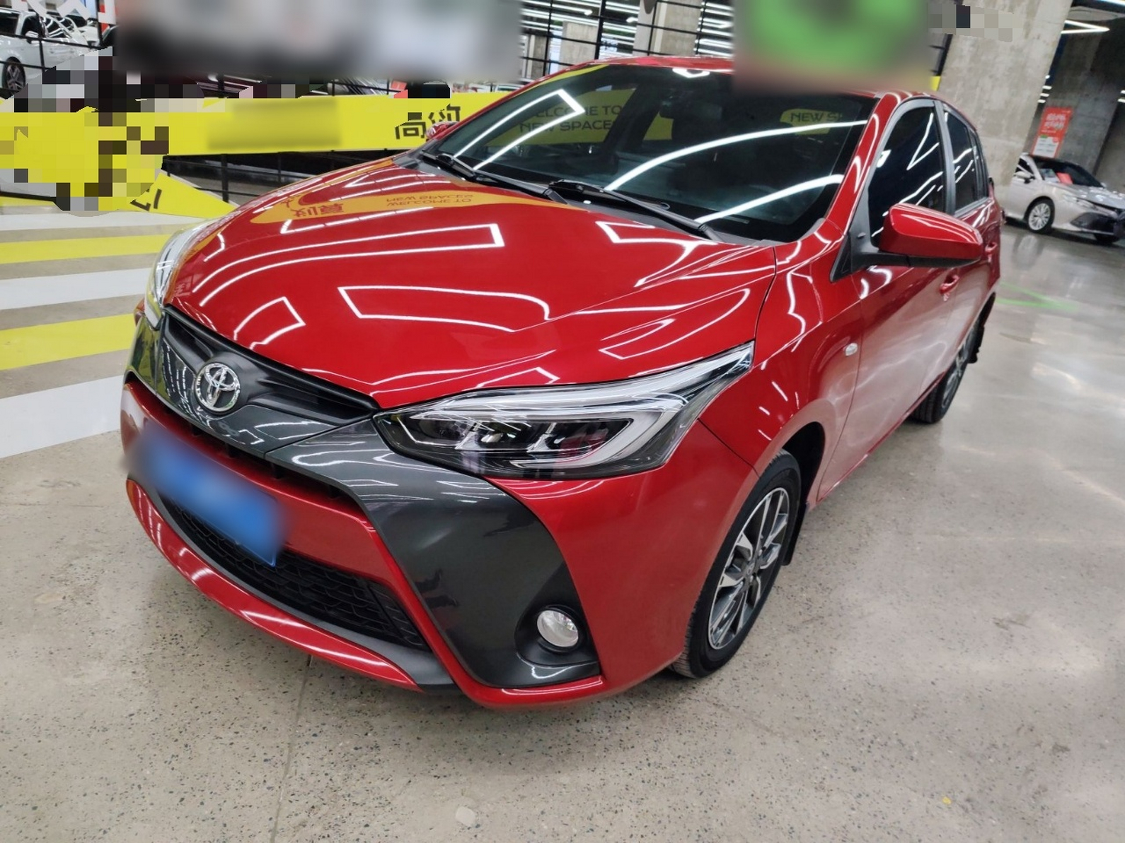 تحت مقدمة السيارة