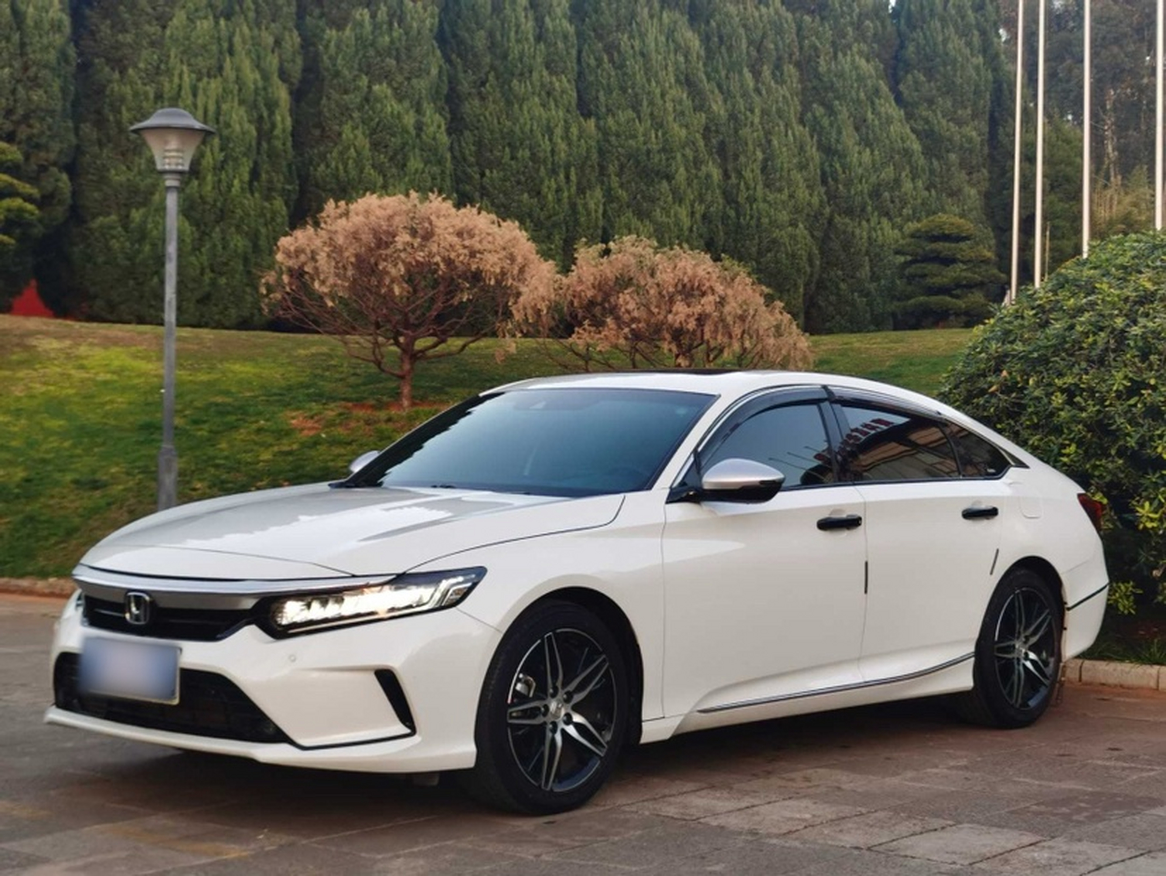 Под передней частью автомобиля