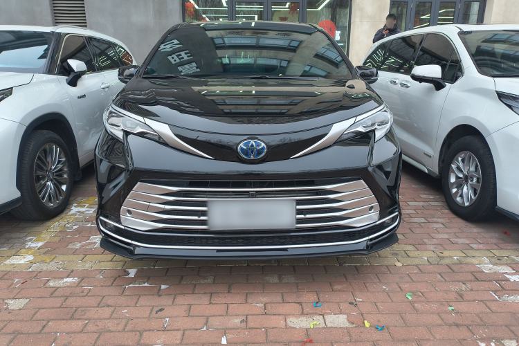 Used Toyota Sienna 2023 2.5L Hybrid Platinum Edition
