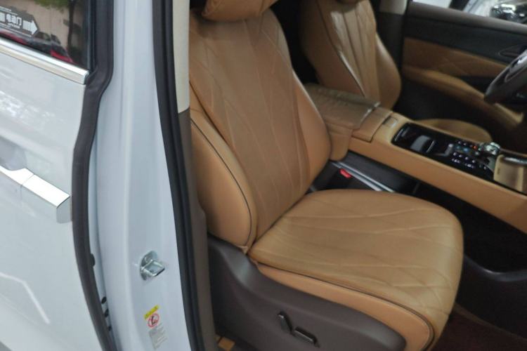 Used Denza D9 2022 EV 600 Four-Wheel Drive Prestige Model
