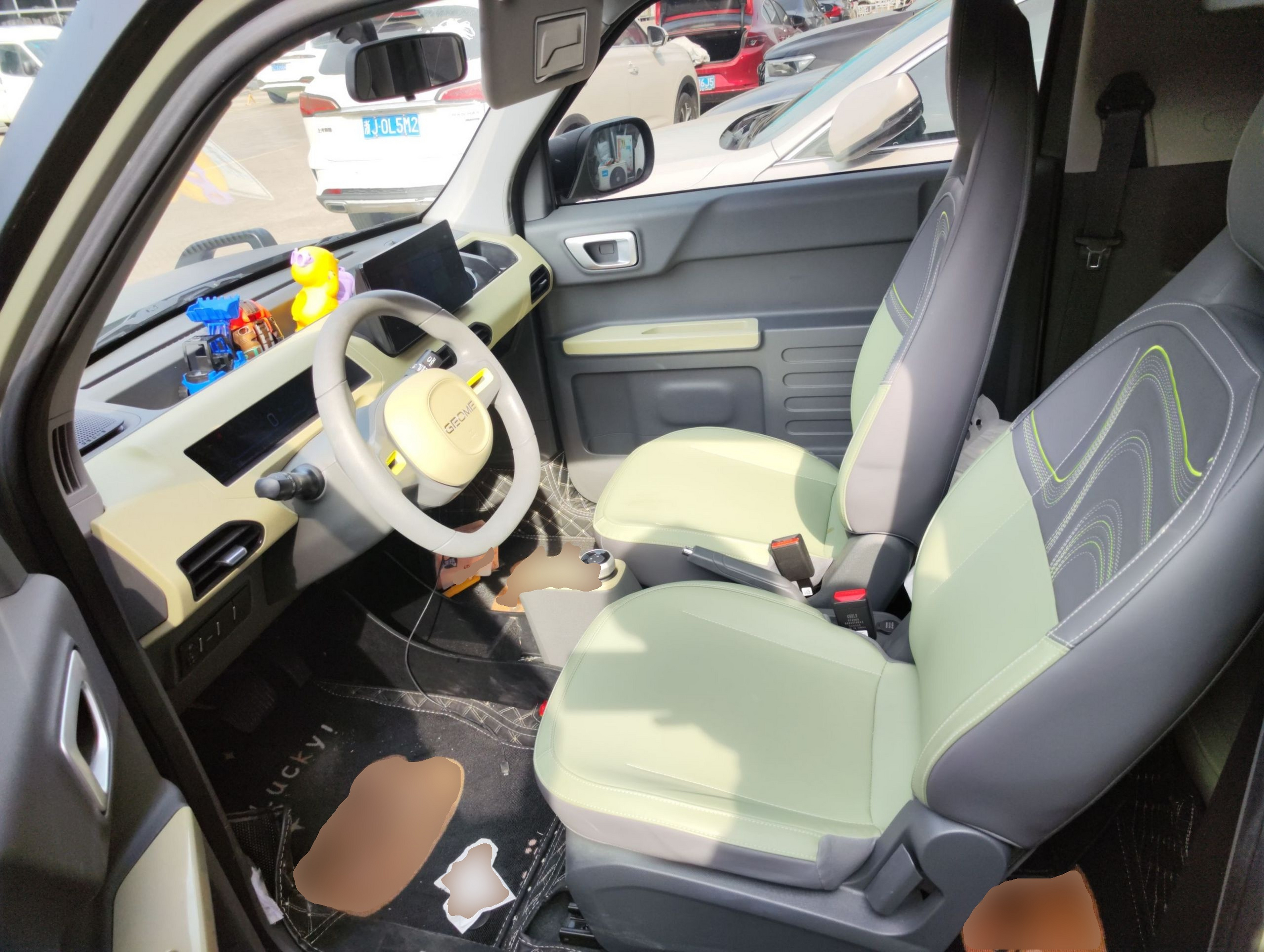 المقاعد الأمامية داخل السيارة