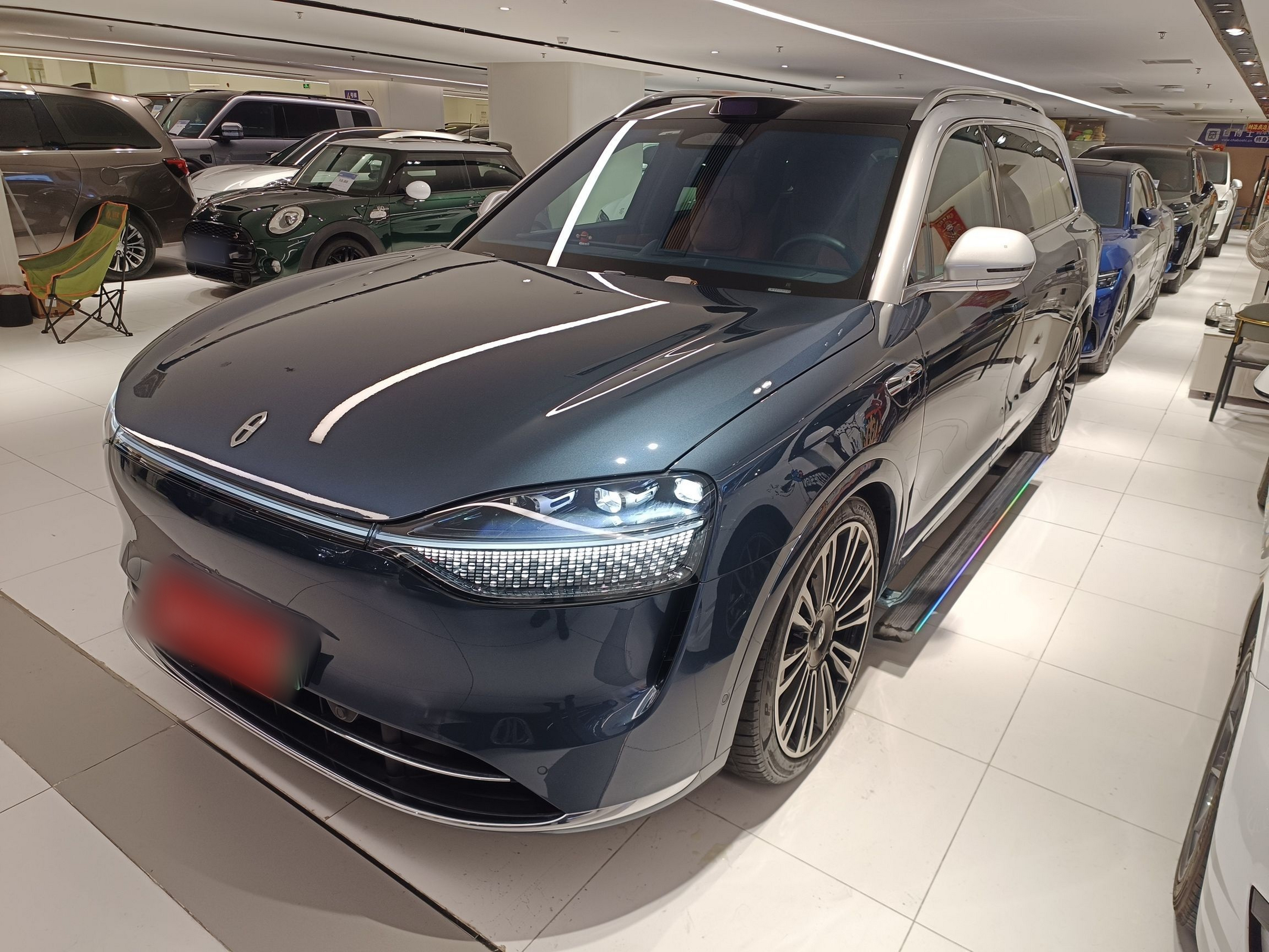 تحت مقدمة السيارة