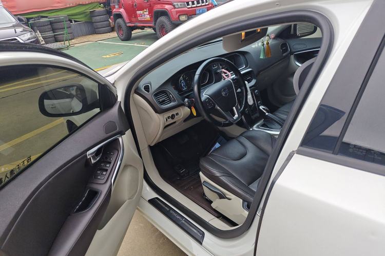 Used Volvo V40 2015 1.6T Zhiyi Edition
