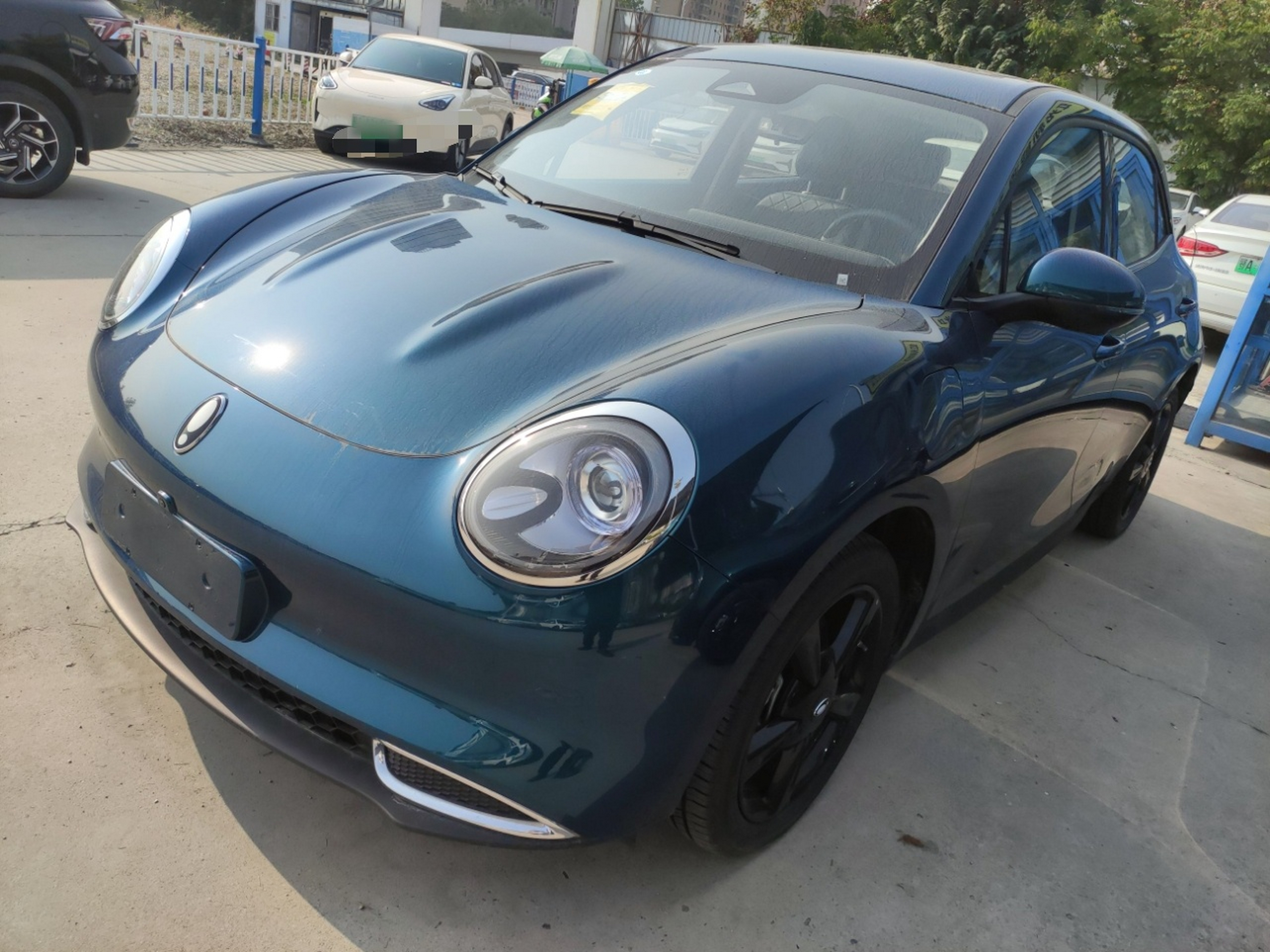 تحت مقدمة السيارة